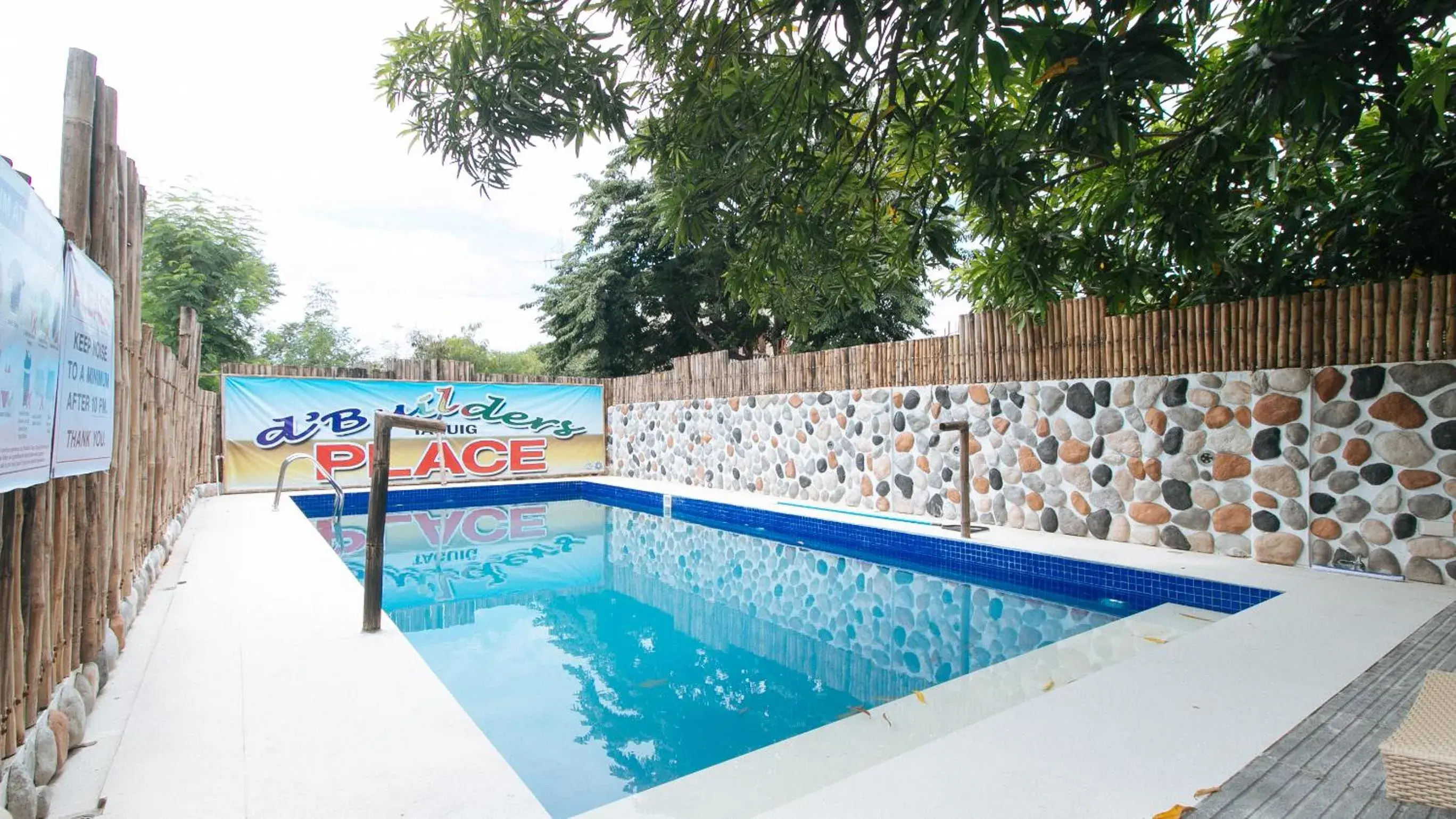 Swimming pool in RedDoorz at DBuilders Rooms Lower Bicutan Swimming pool in RedDoorz at DBuilders Rooms Lower Bicutan