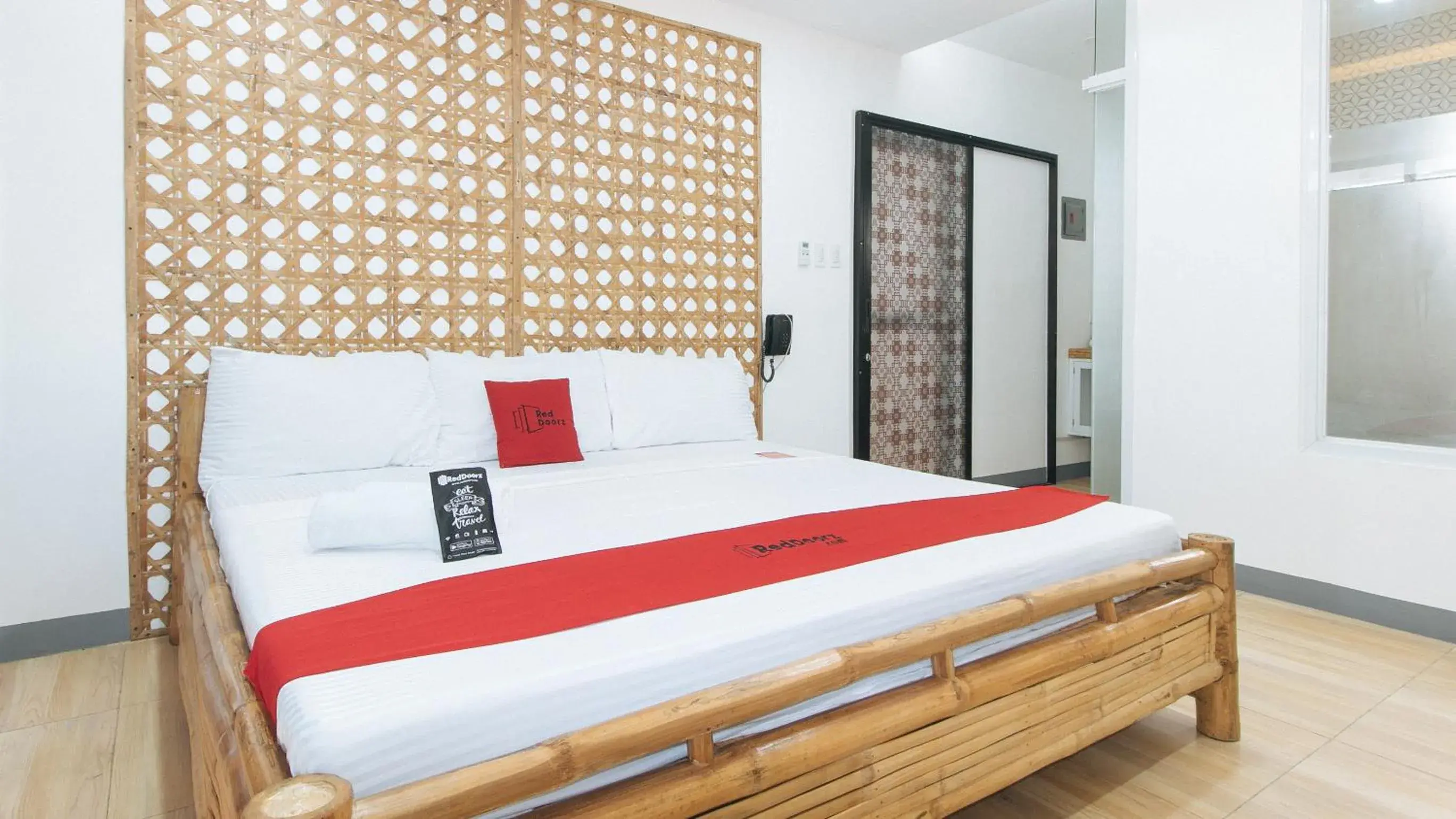 Bed in RedDoorz at DBuilders Rooms Lower Bicutan Bed in RedDoorz at DBuilders Rooms Lower Bicutan