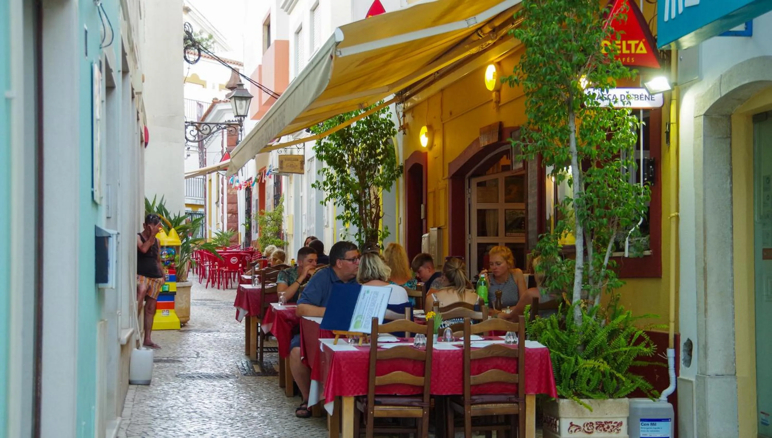 Restaurant/places to eat in Casa Margarida Azul