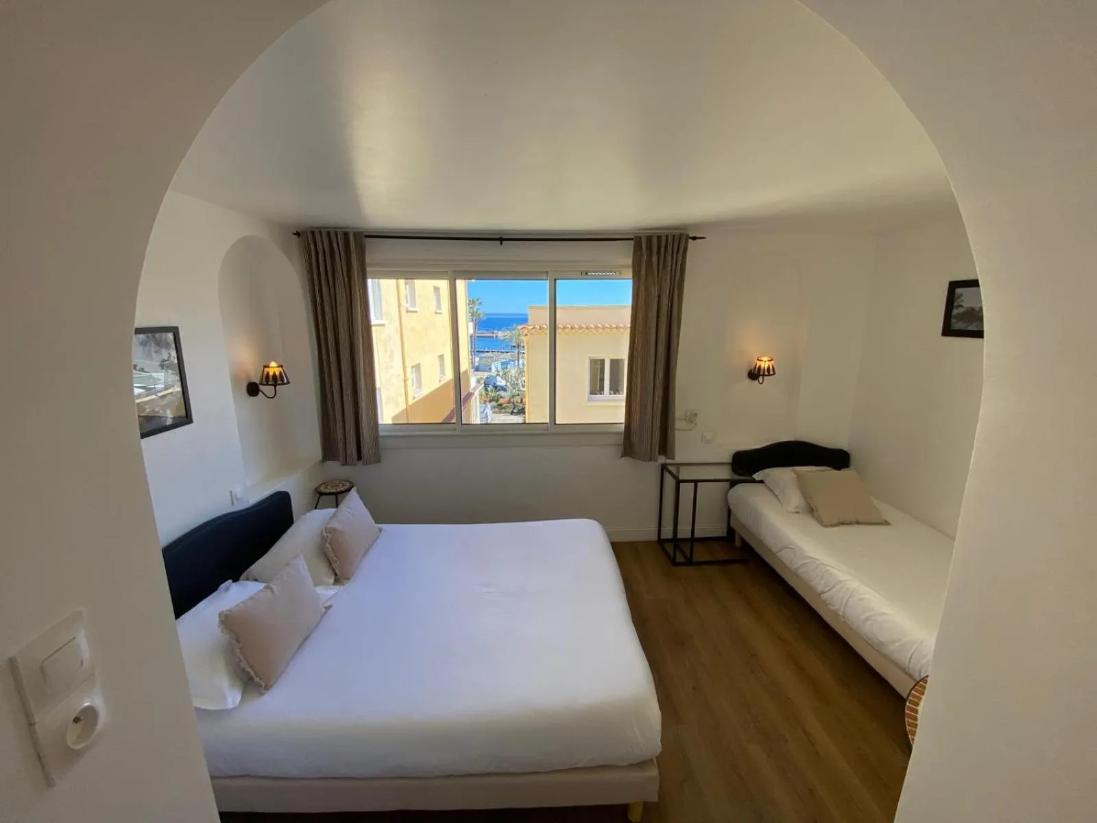 Bed in Hôtel L'Oustaou