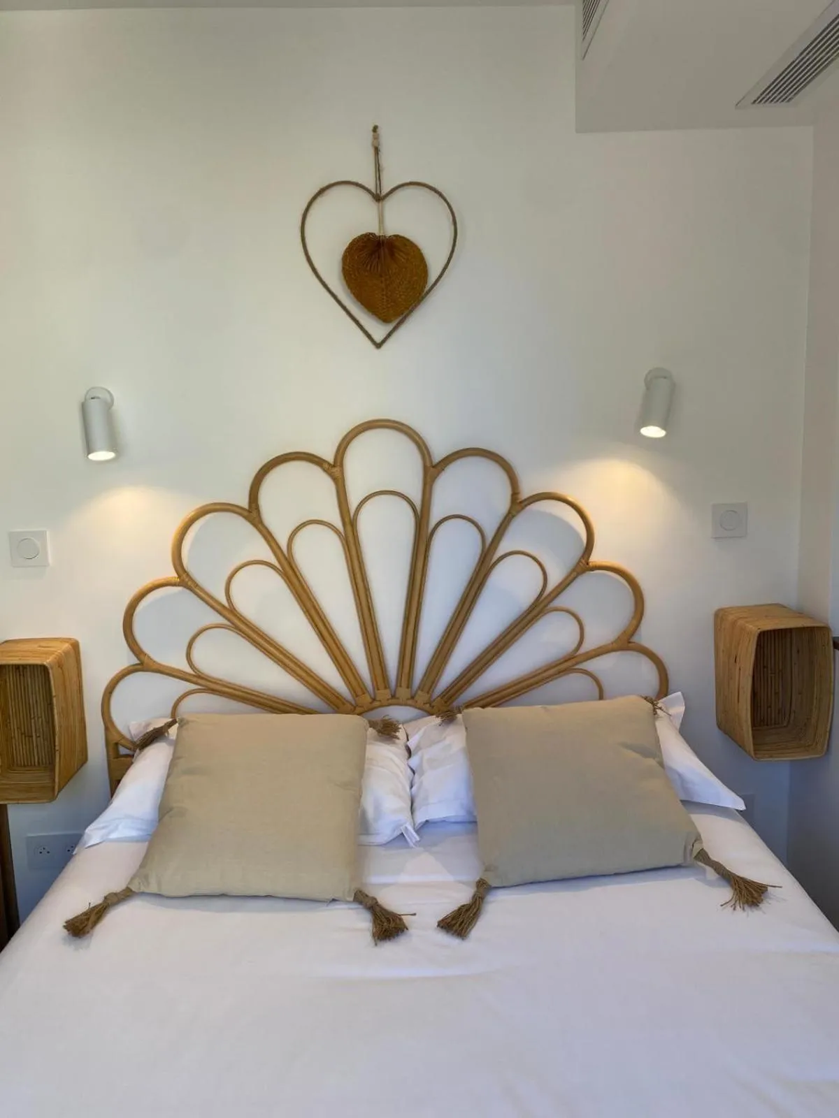 Bed in Hôtel L'Oustaou