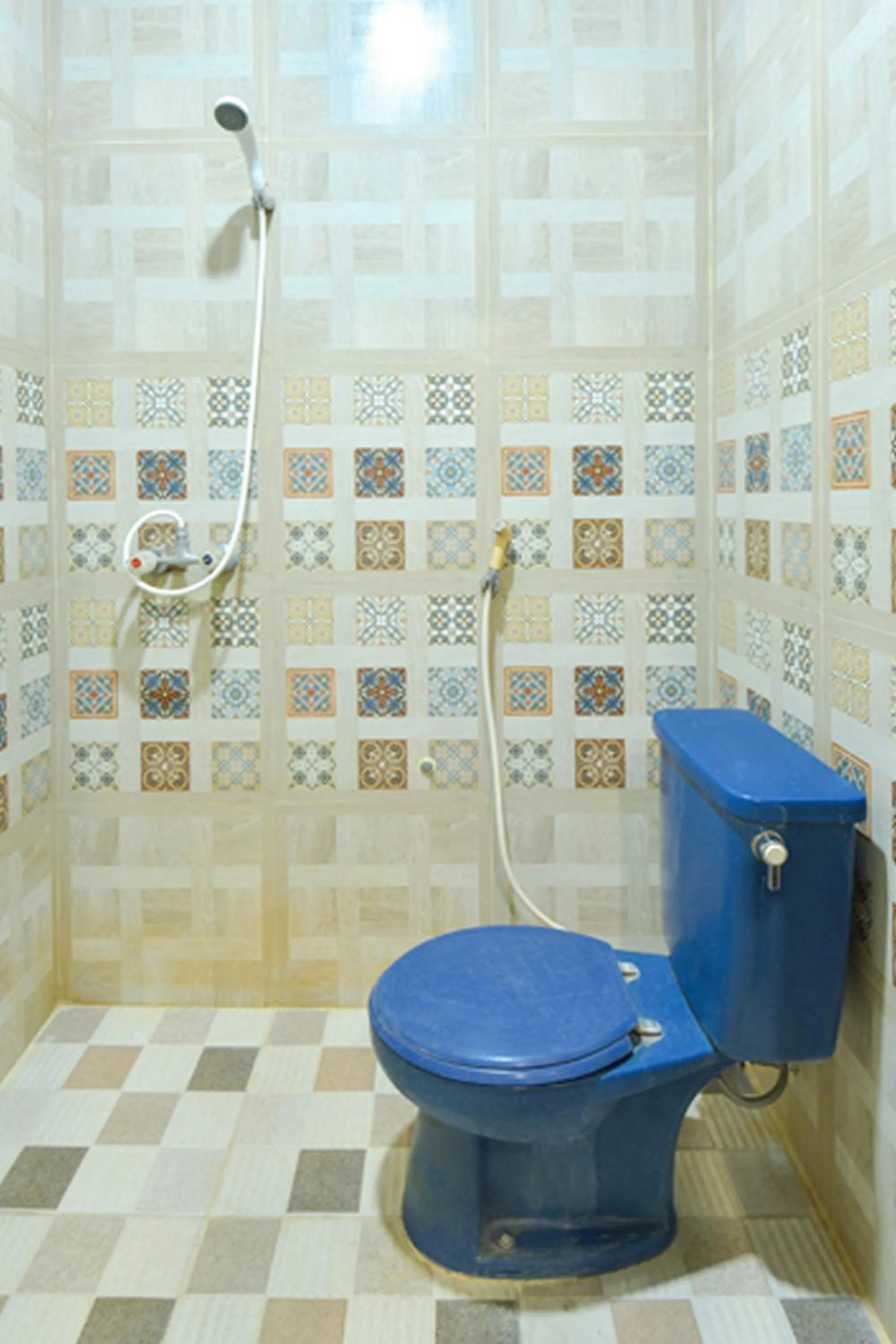 Shower in Sekar Ayu Hotel Malioboro Mitra RedDoorz