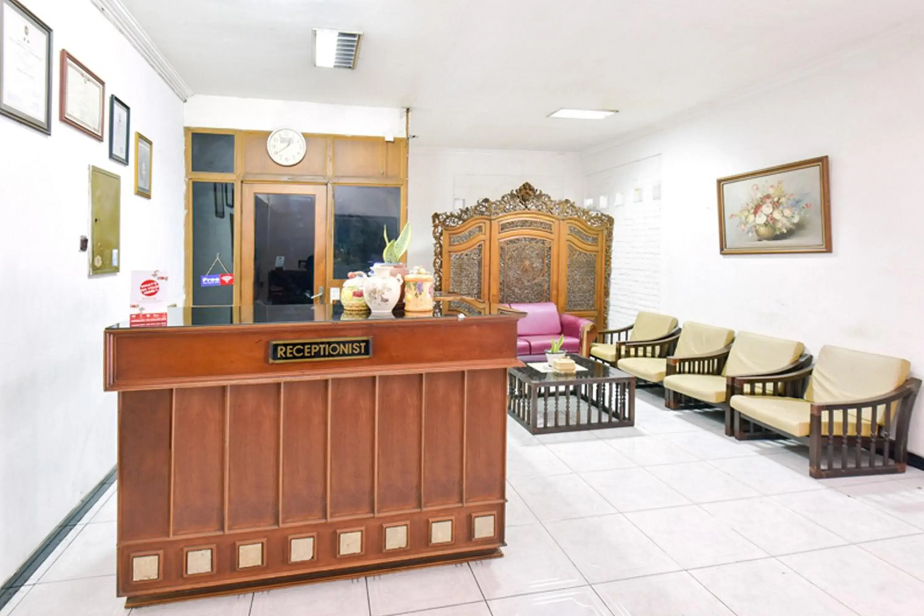 Living room in Sekar Ayu Hotel Malioboro Mitra RedDoorz Living room in Sekar Ayu Hotel Malioboro Mitra RedDoorz