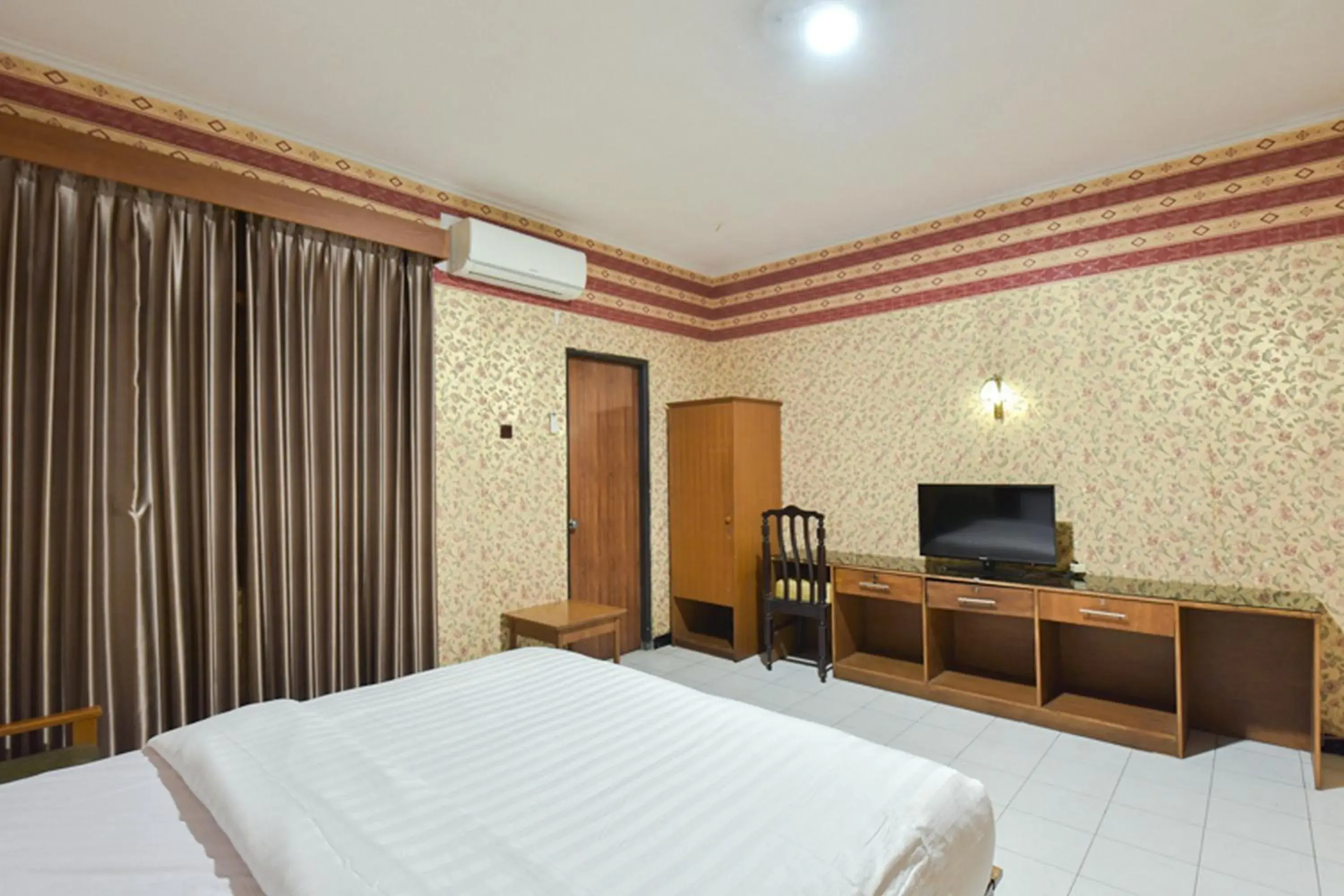 Bed in Sekar Ayu Hotel Malioboro Mitra RedDoorz Bed in Sekar Ayu Hotel Malioboro Mitra RedDoorz