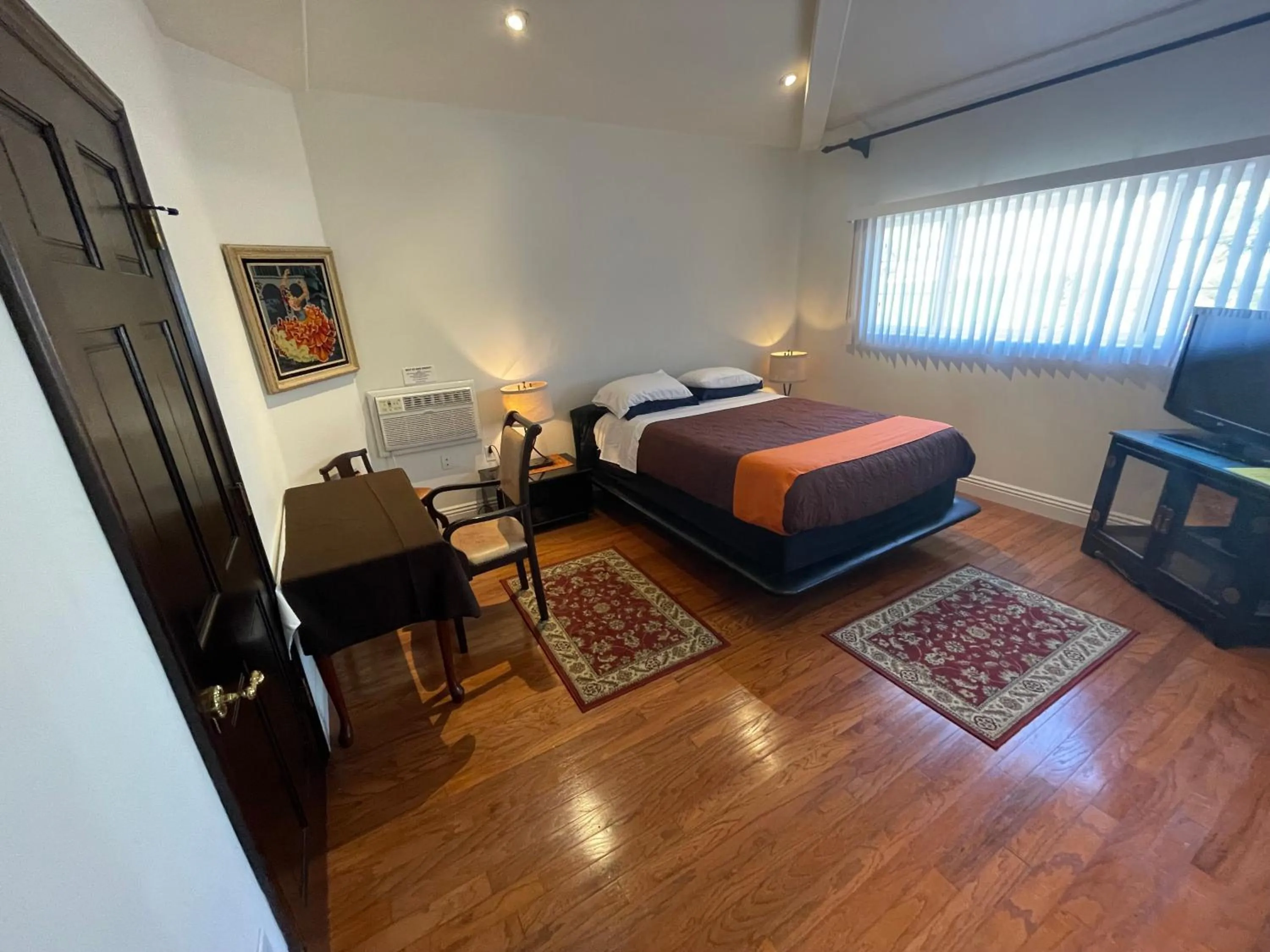 Bed in Entire Second Flr - Santa Monica Luxury Roman Villa