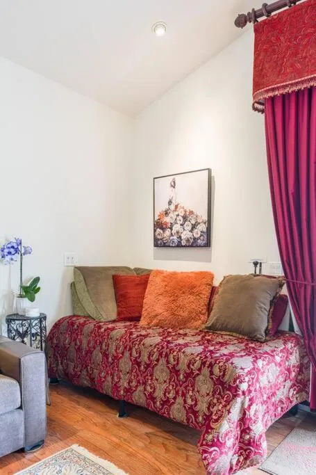 Bed in Entire Second Flr - Santa Monica Luxury Roman Villa