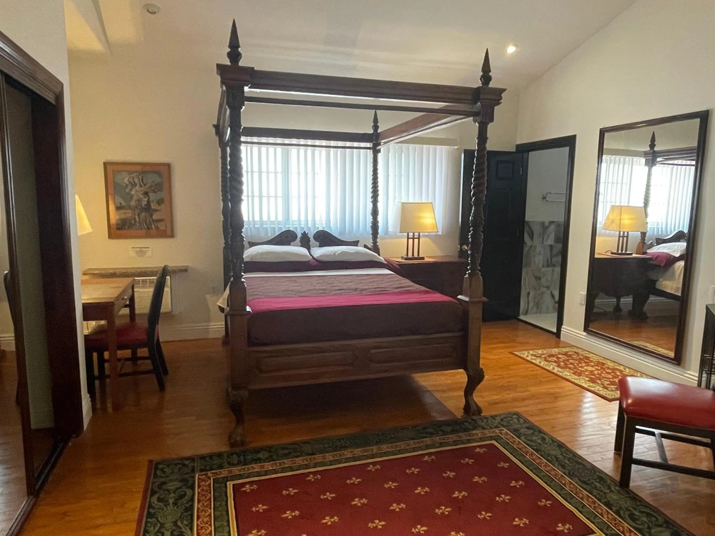 Bed in Entire Second Flr - Santa Monica Luxury Roman Villa