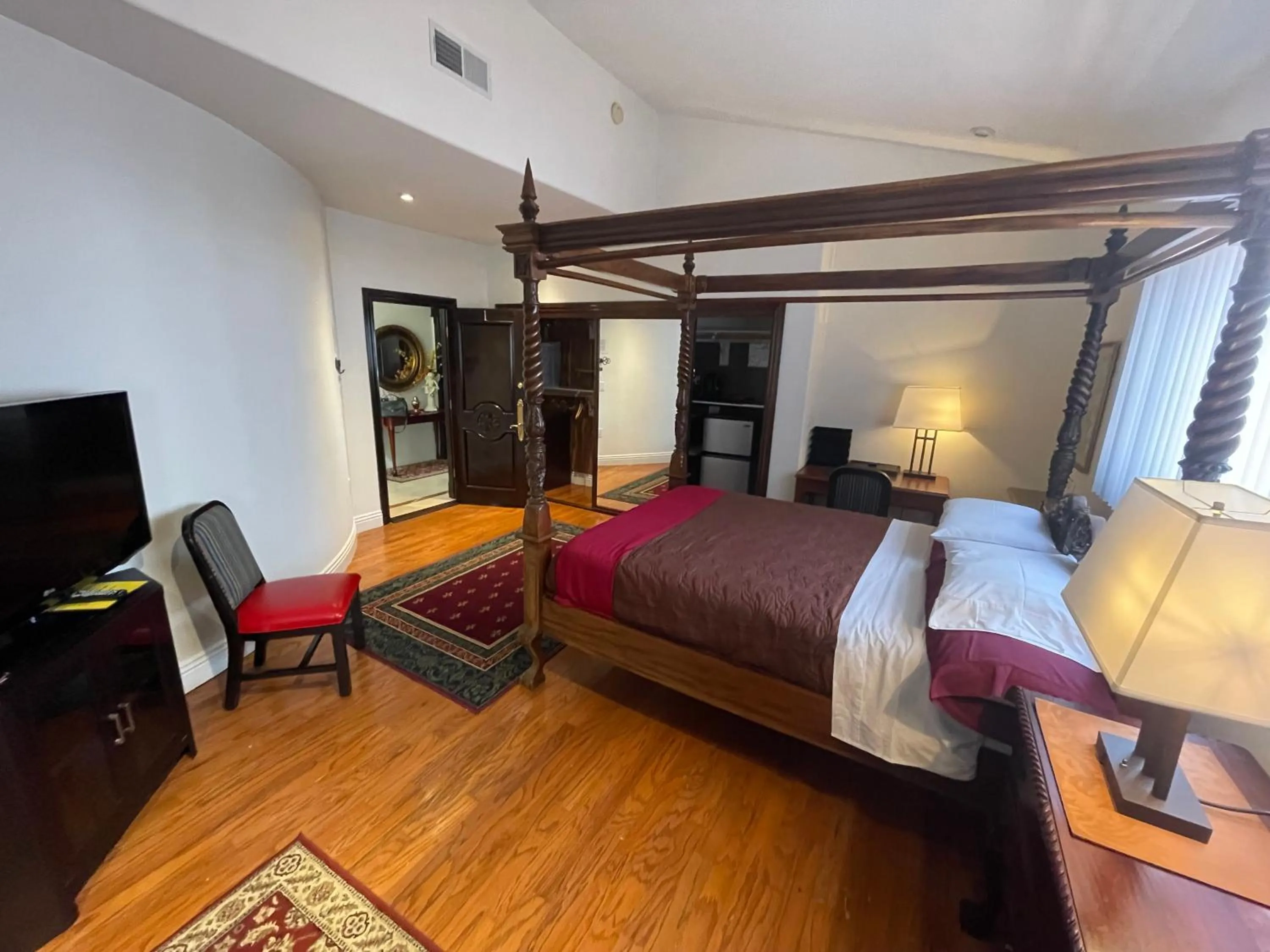 Bed in Entire Second Flr - Santa Monica Luxury Roman Villa