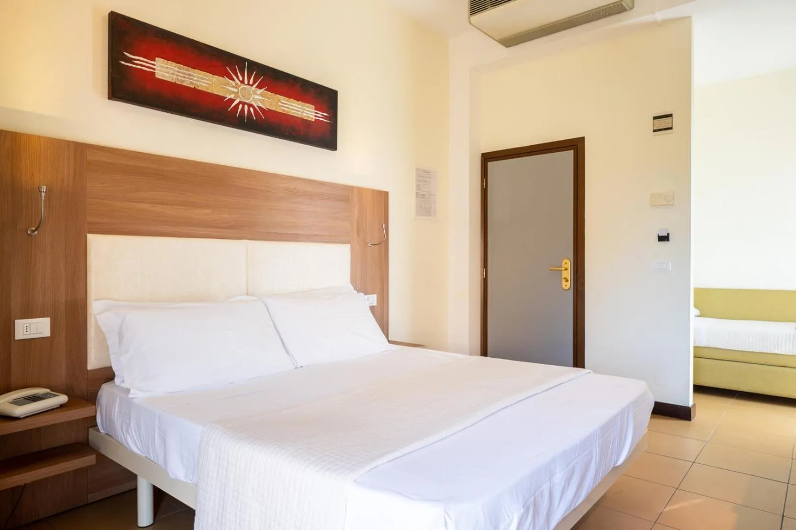 Photo of the whole room, Bed in Hotel City