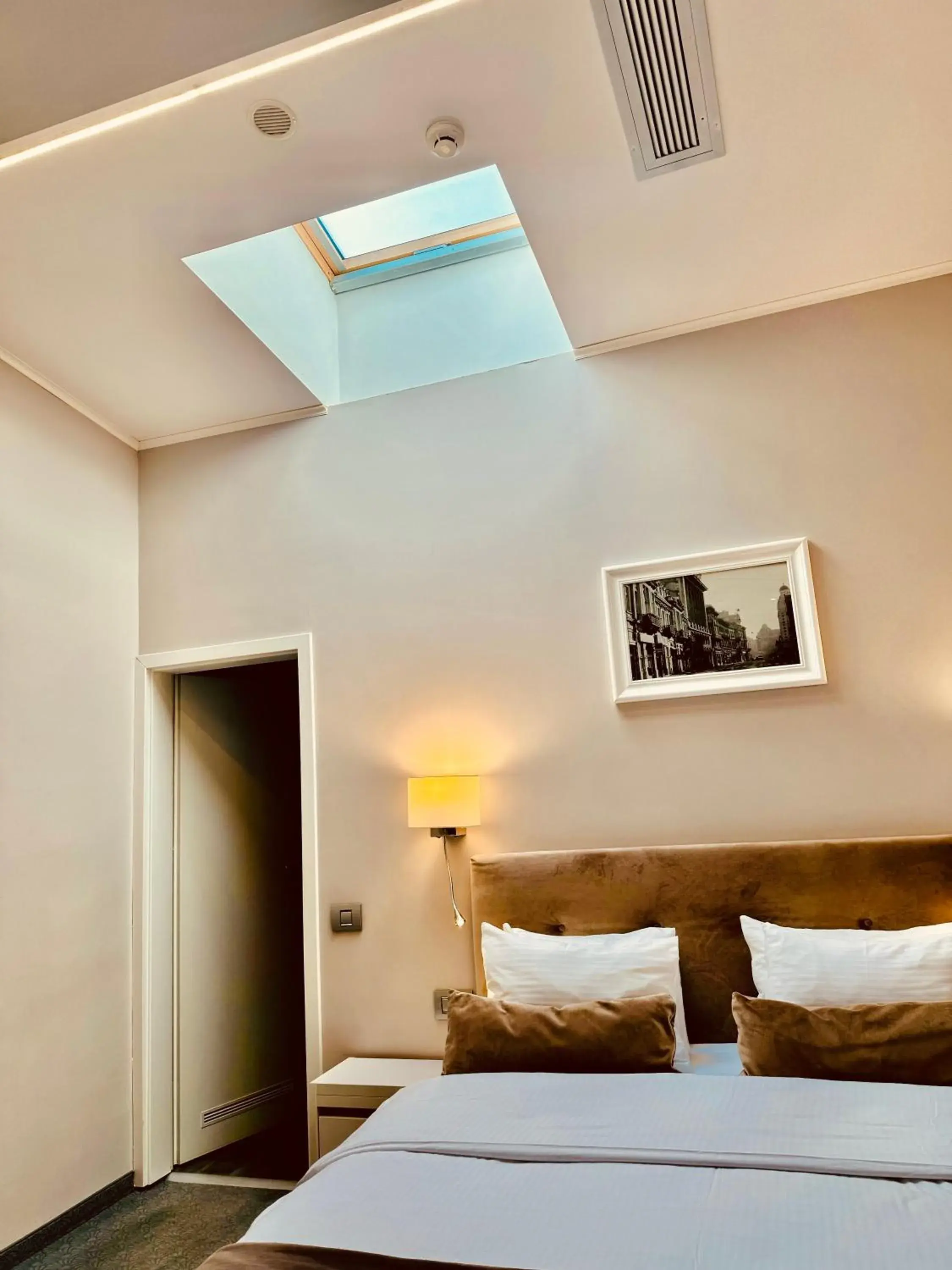 Bed in New Era Hotel Old Town Party Zone Bucharest- parking with fee nearby - NOT at the hotel ! Bed in New Era Hotel Old Town Party Zone Bucharest- parking with fee nearby - NOT at the hotel !