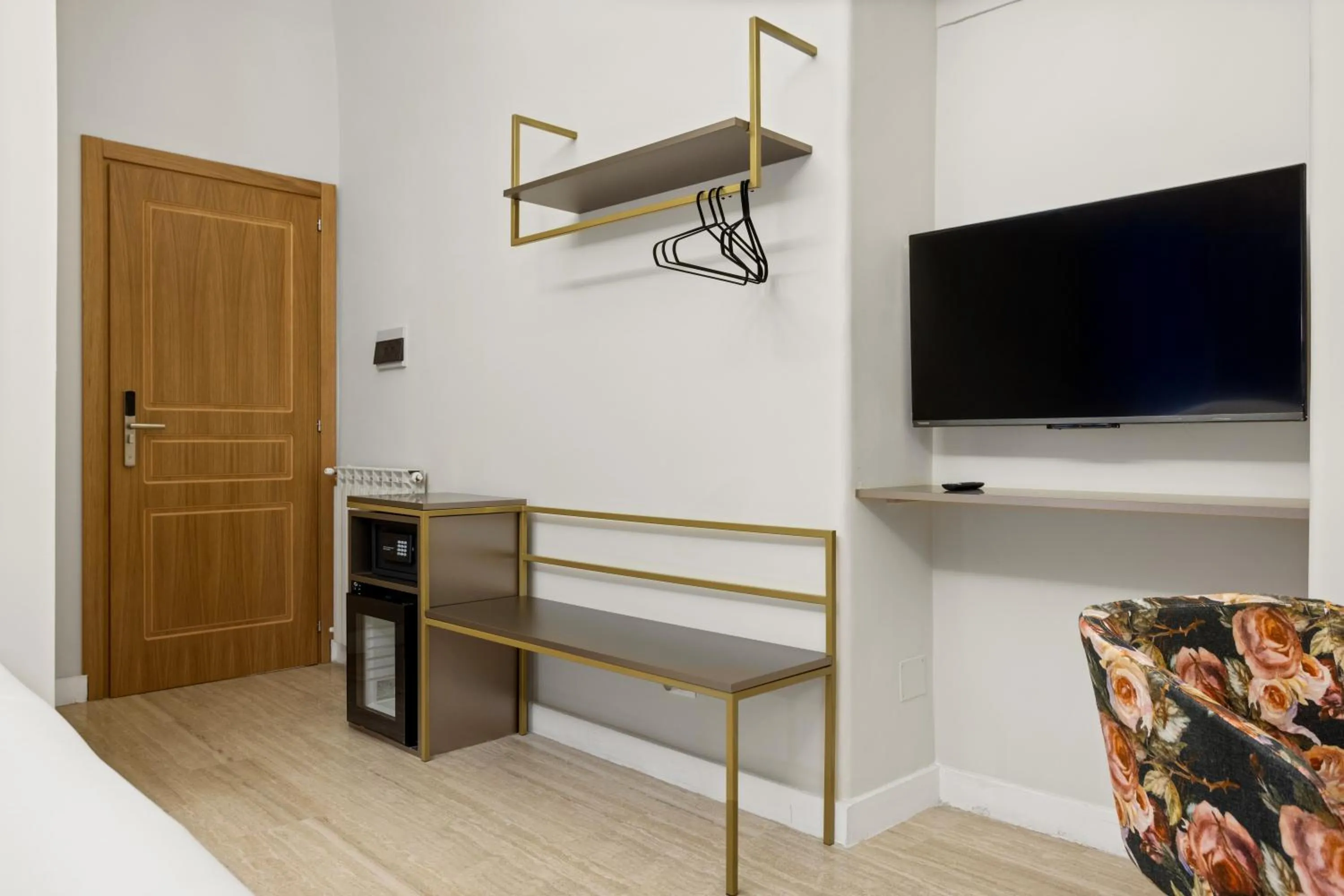 Photo of the whole room in Gh Trevi Fountain