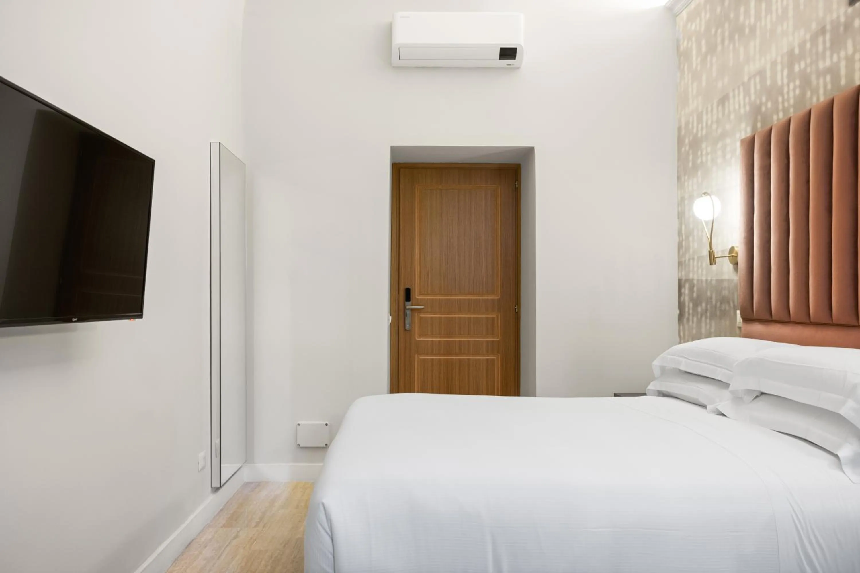 Photo of the whole room, Bed in Gh Trevi Fountain