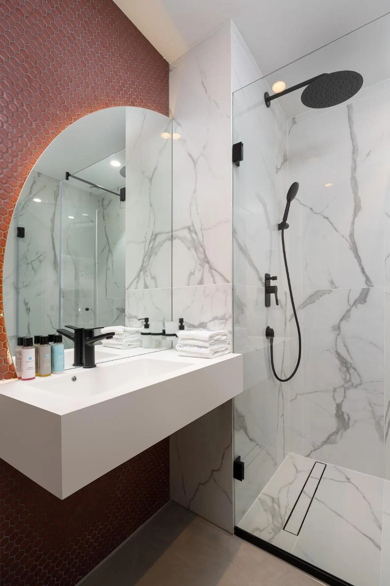 Shower in VISIONAPARTMENTS Bucharest - contactless check-in