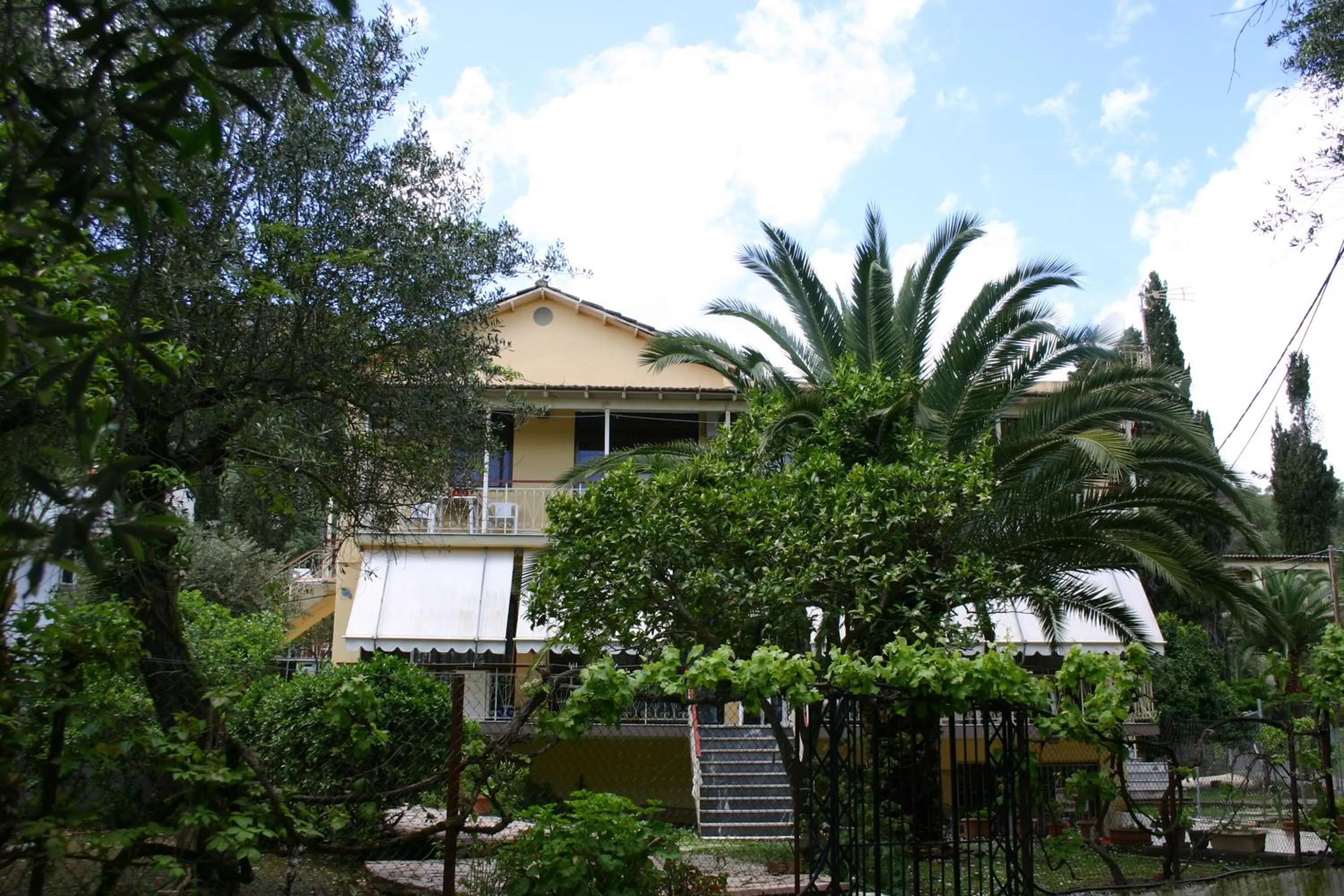 Facade/entrance in Gardelis Gardens