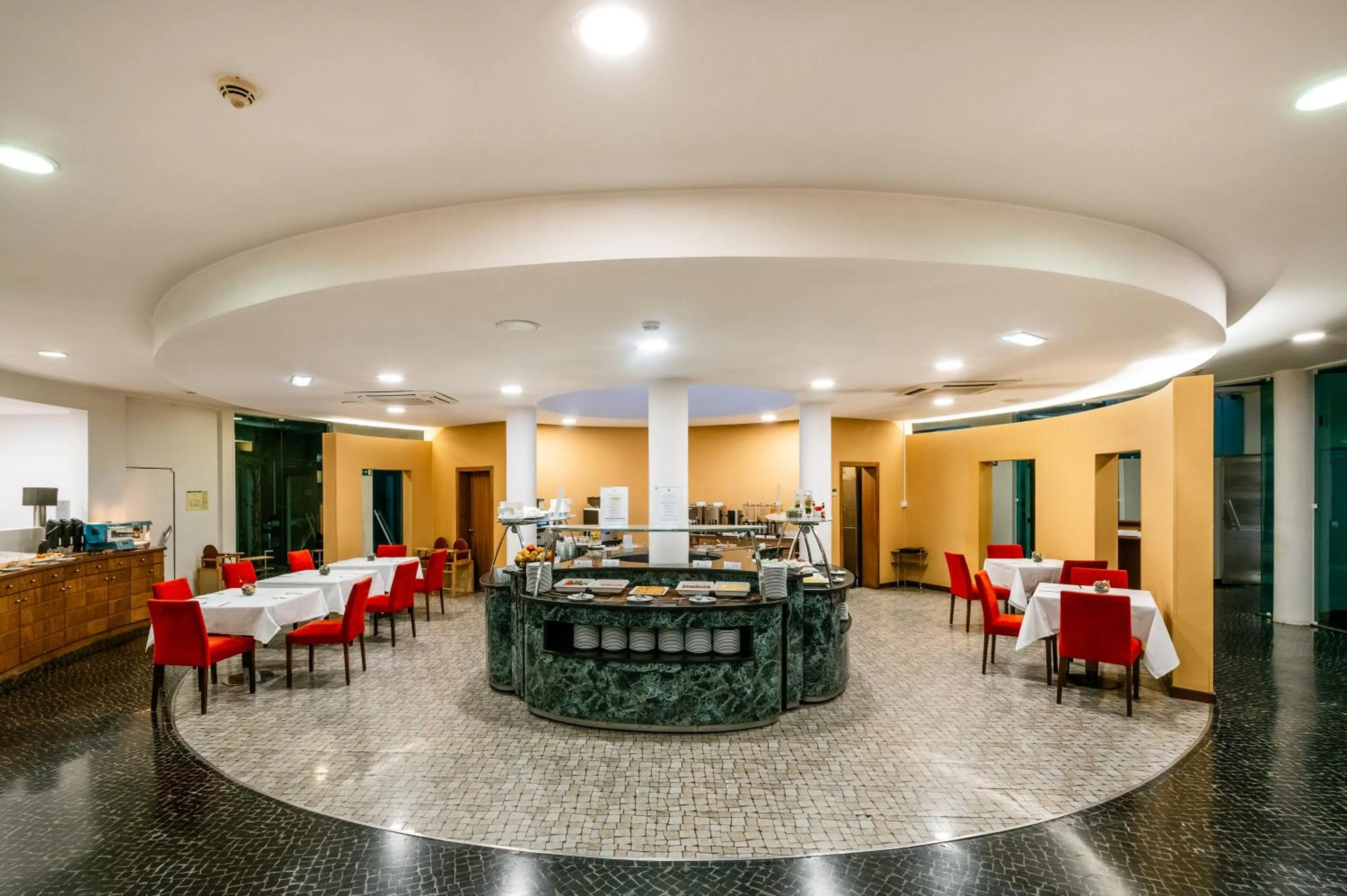 Restaurant/places to eat in Leziria Parque Hotel