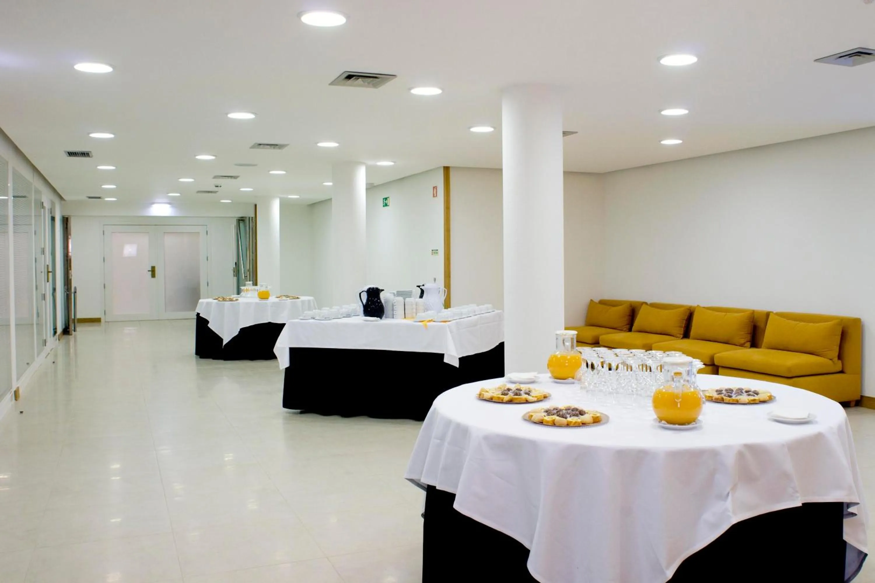 Restaurant/places to eat in Leziria Parque Hotel