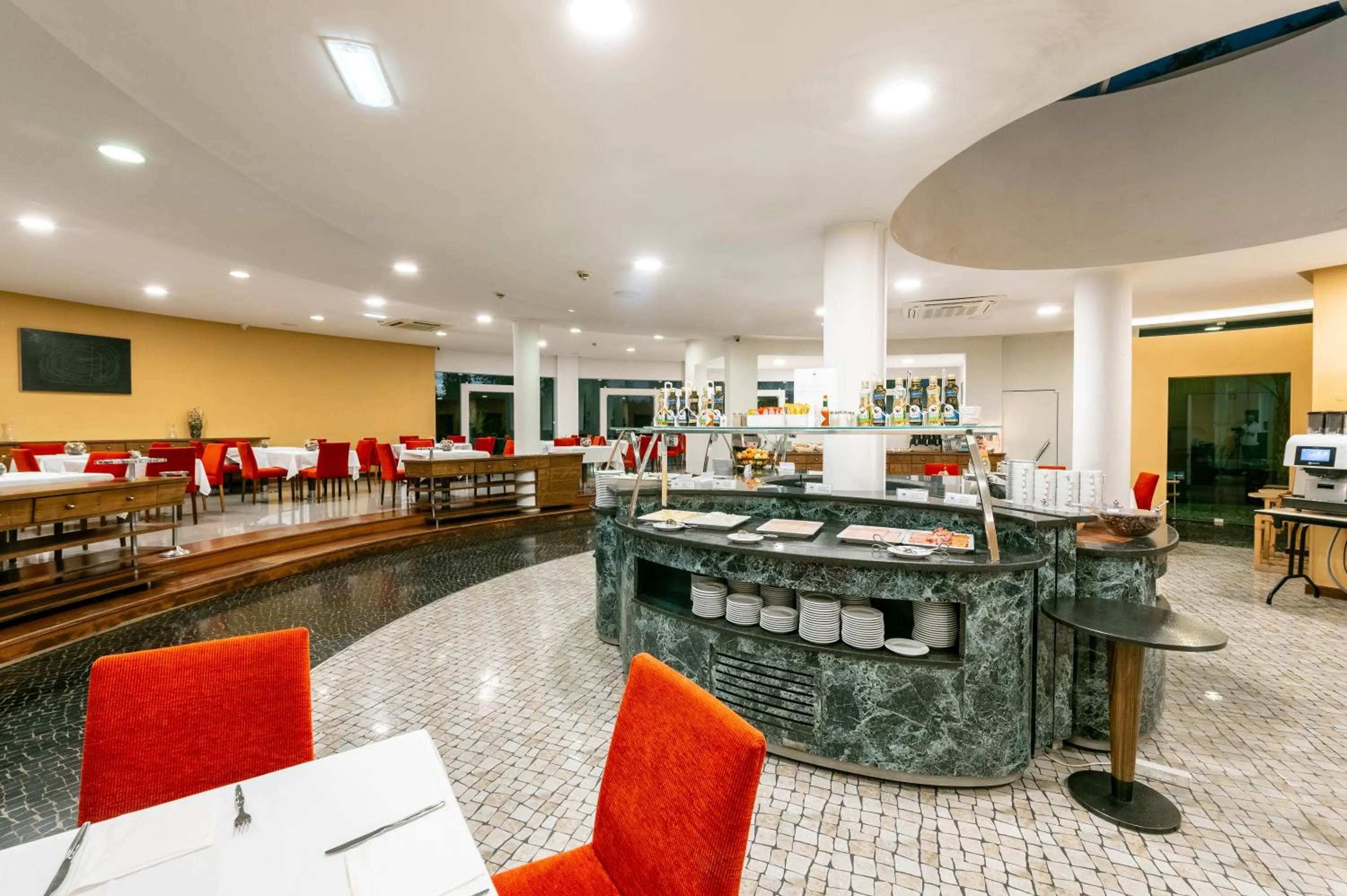 Restaurant/places to eat in Leziria Parque Hotel