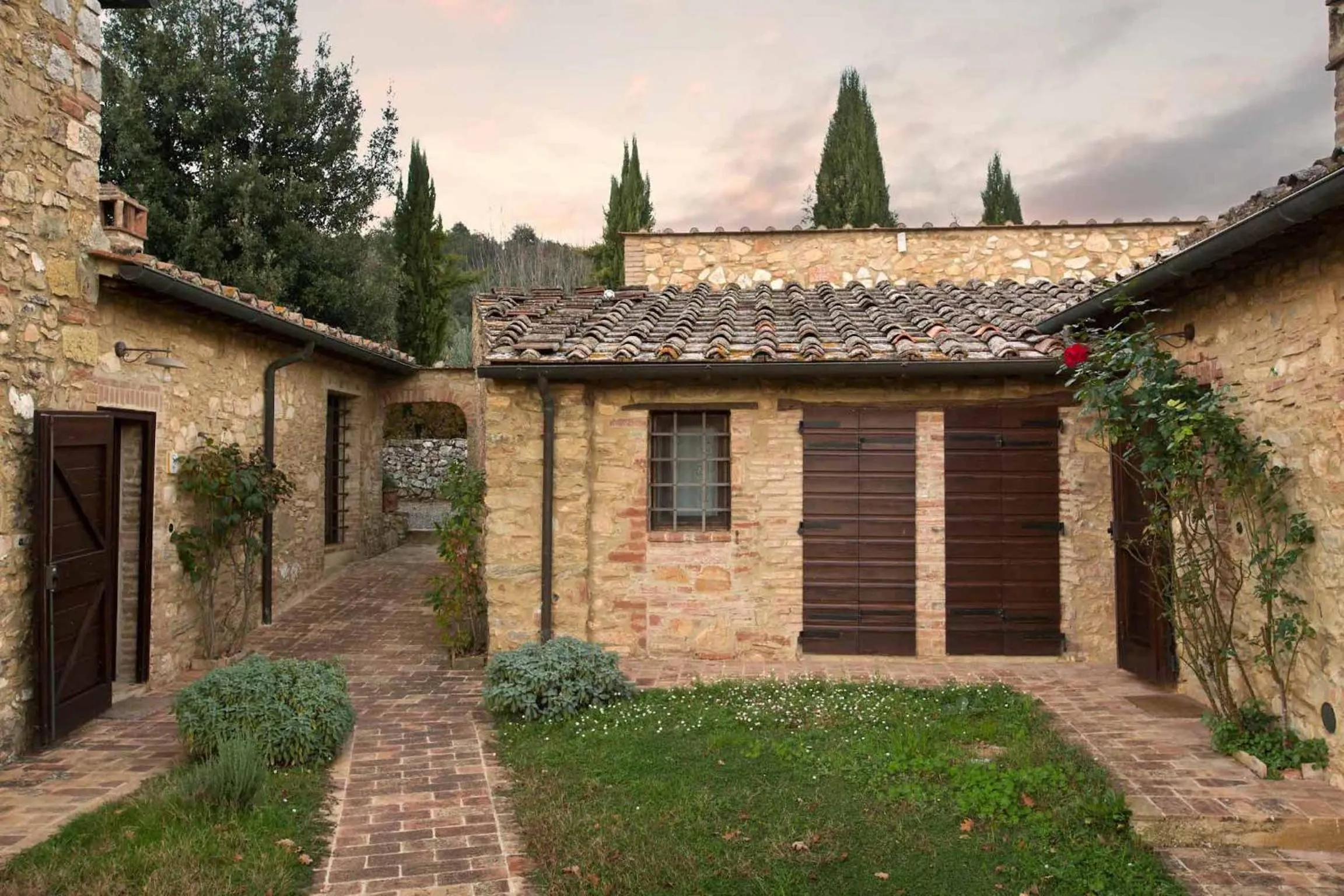 Property building in Le Mascie
