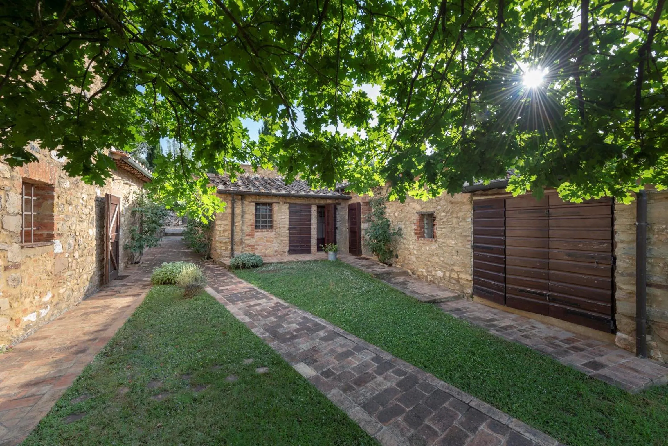 Property building in Le Mascie