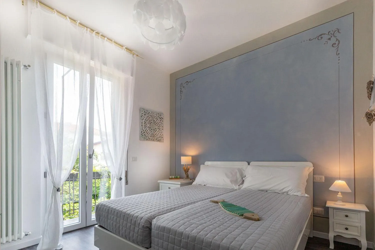 Maji Como Lake - Lake Como Historic Villa Apartments with Pool & Parking, 100m from Ferry & train
