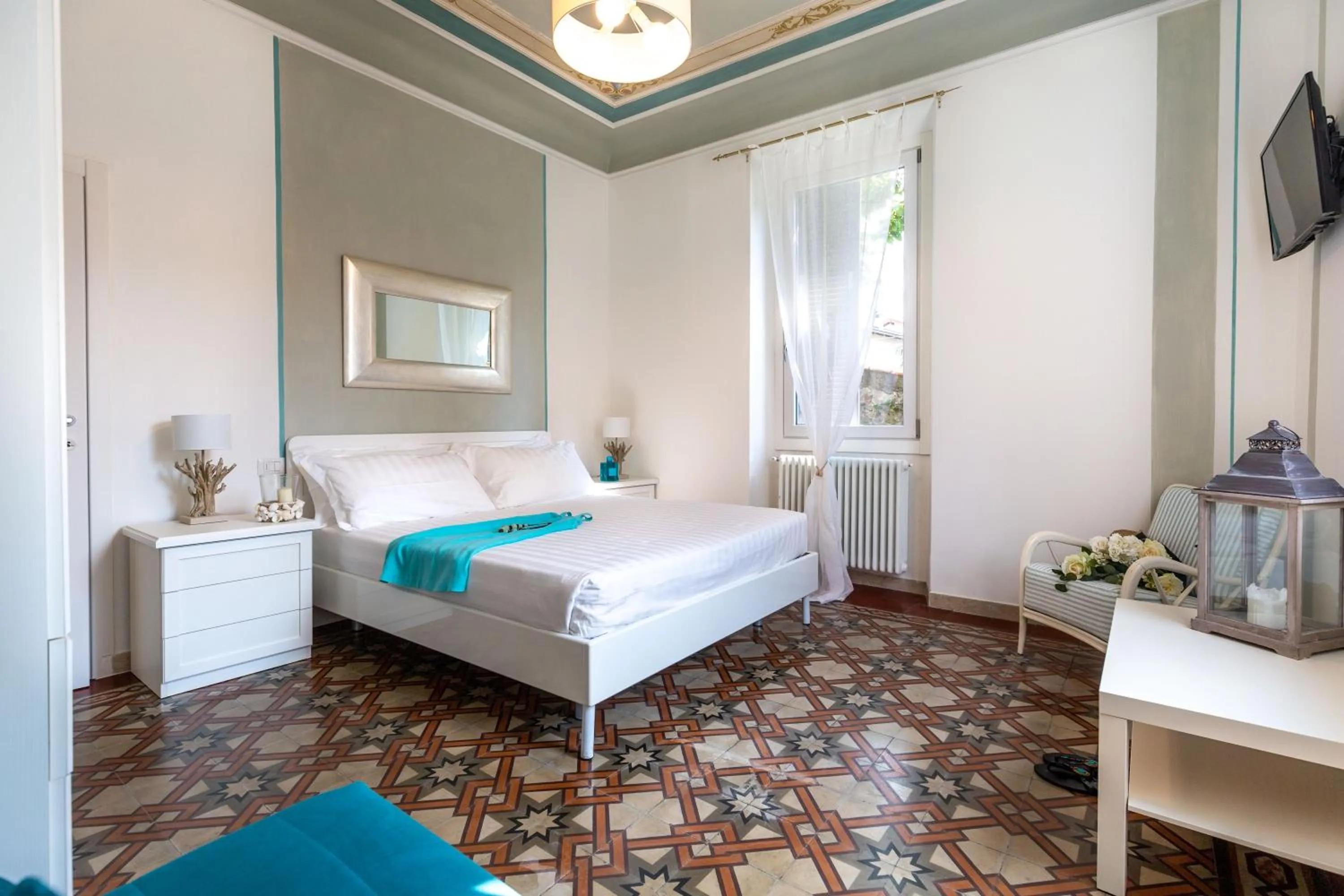 Maji Como Lake - Lake Como Historic Villa Apartments with Pool & Parking, 100m from Ferry & train