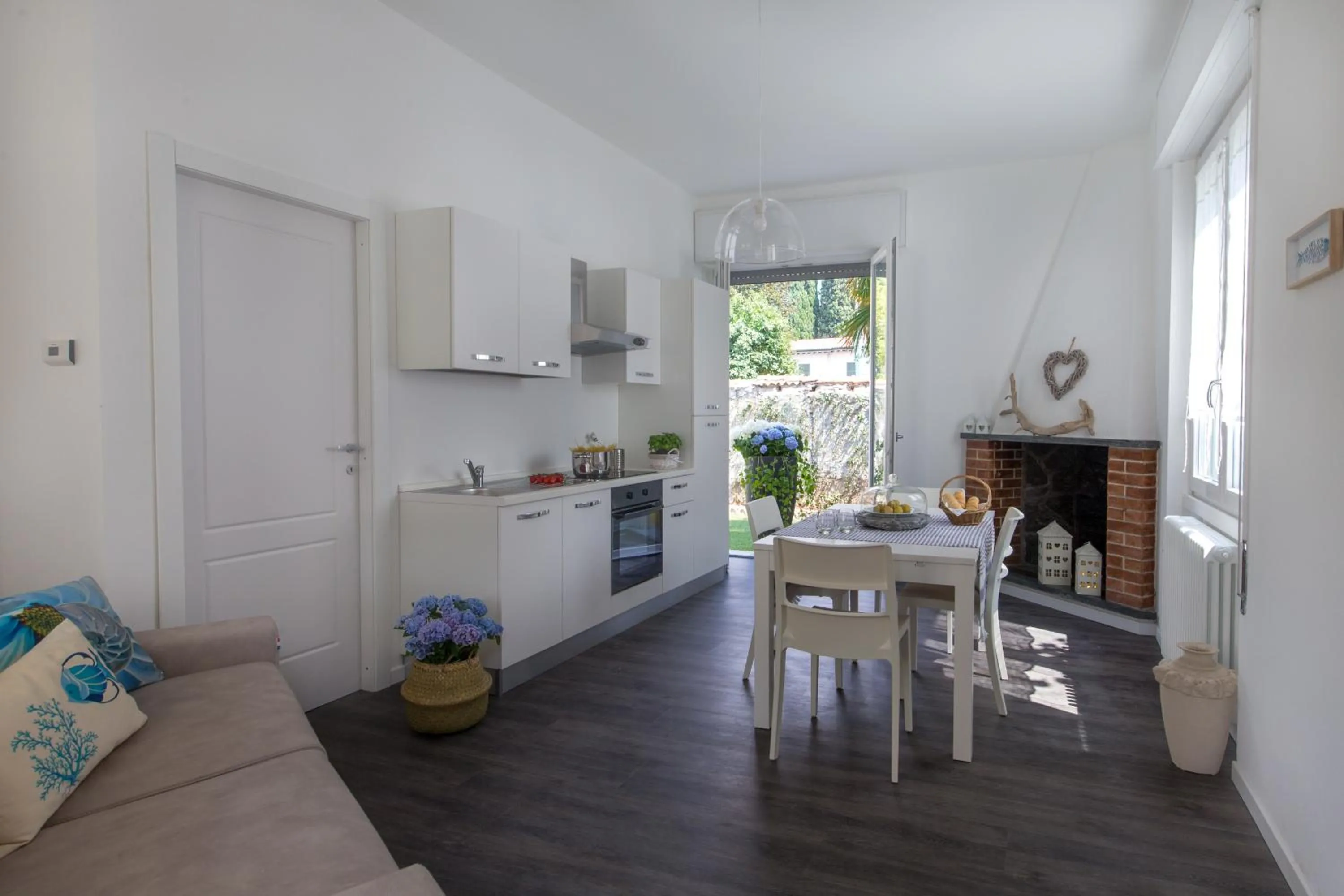 Maji Como Lake - Lake Como Historic Villa Apartments with Pool & Parking, 100m from Ferry & train