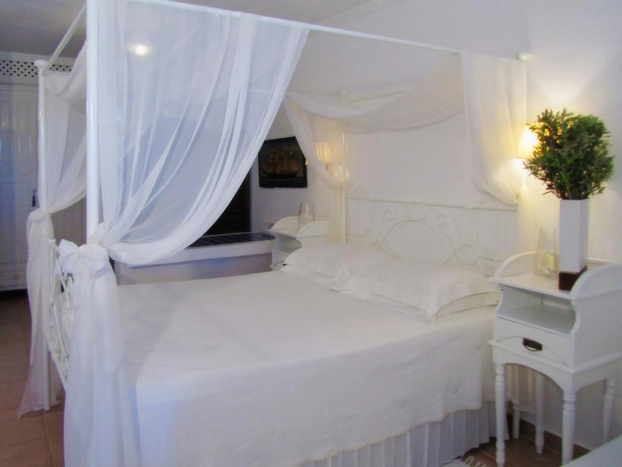 Bedroom, Bed in Porto Scoutari Romantic Hotel