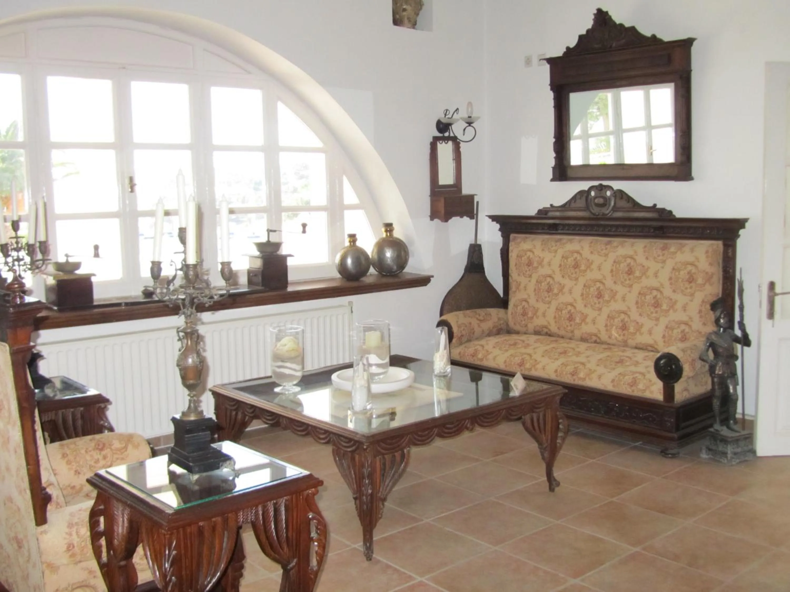 Communal lounge/ TV room in Porto Scoutari Romantic Hotel