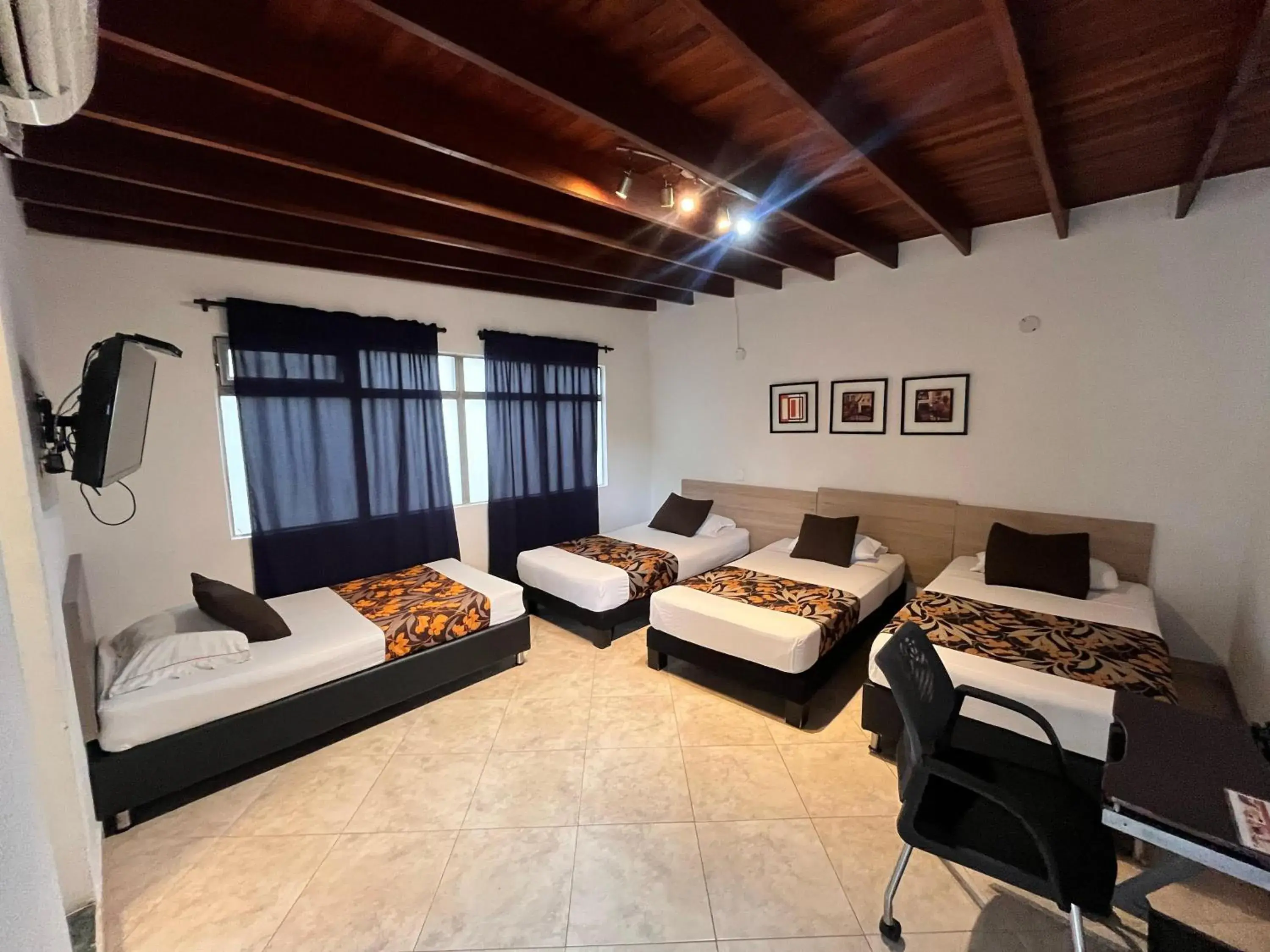 Standard Quadruple Room - single occupancy in Hotel Quinta Avenida Standard Quadruple Room - single occupancy in Hotel Quinta Avenida