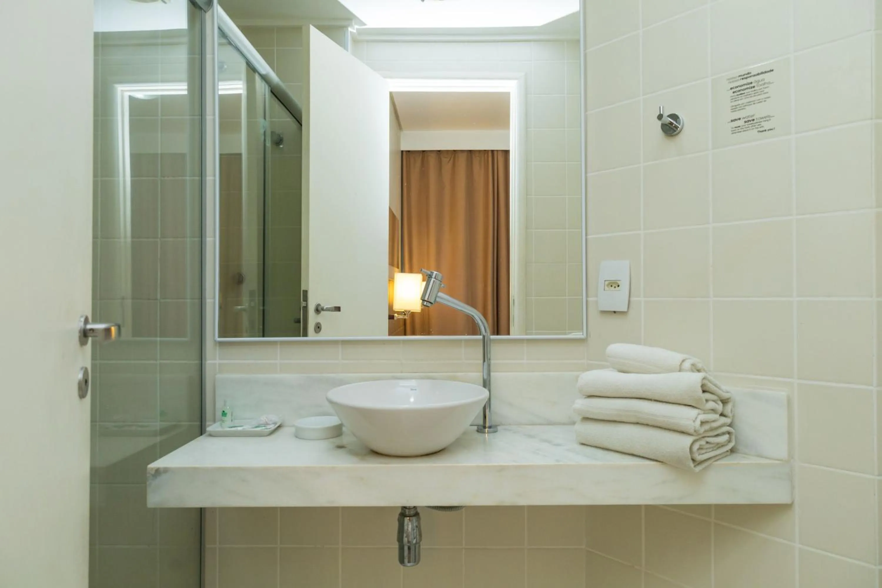 Bathroom in Golden Suíte Hotel