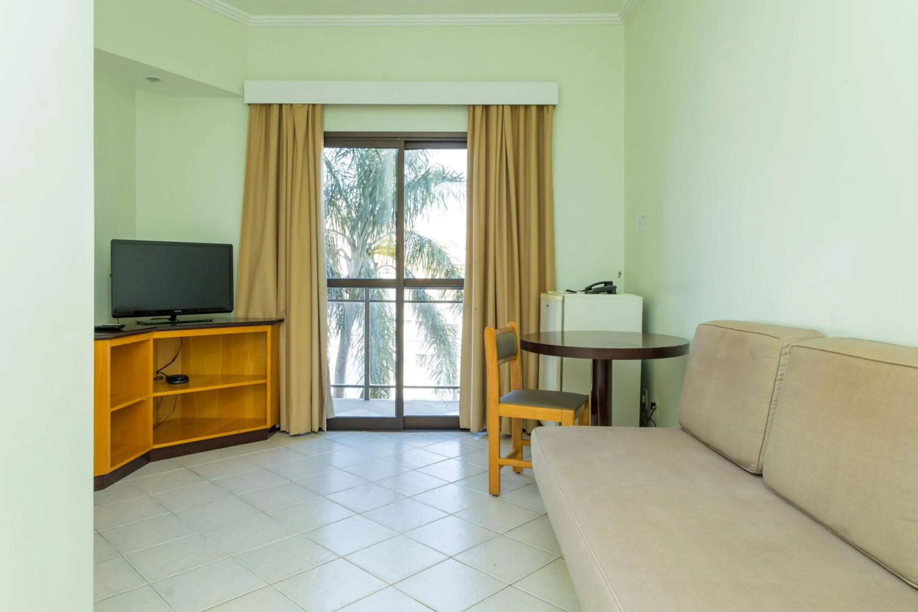 TV and multimedia in Golden Suíte Hotel