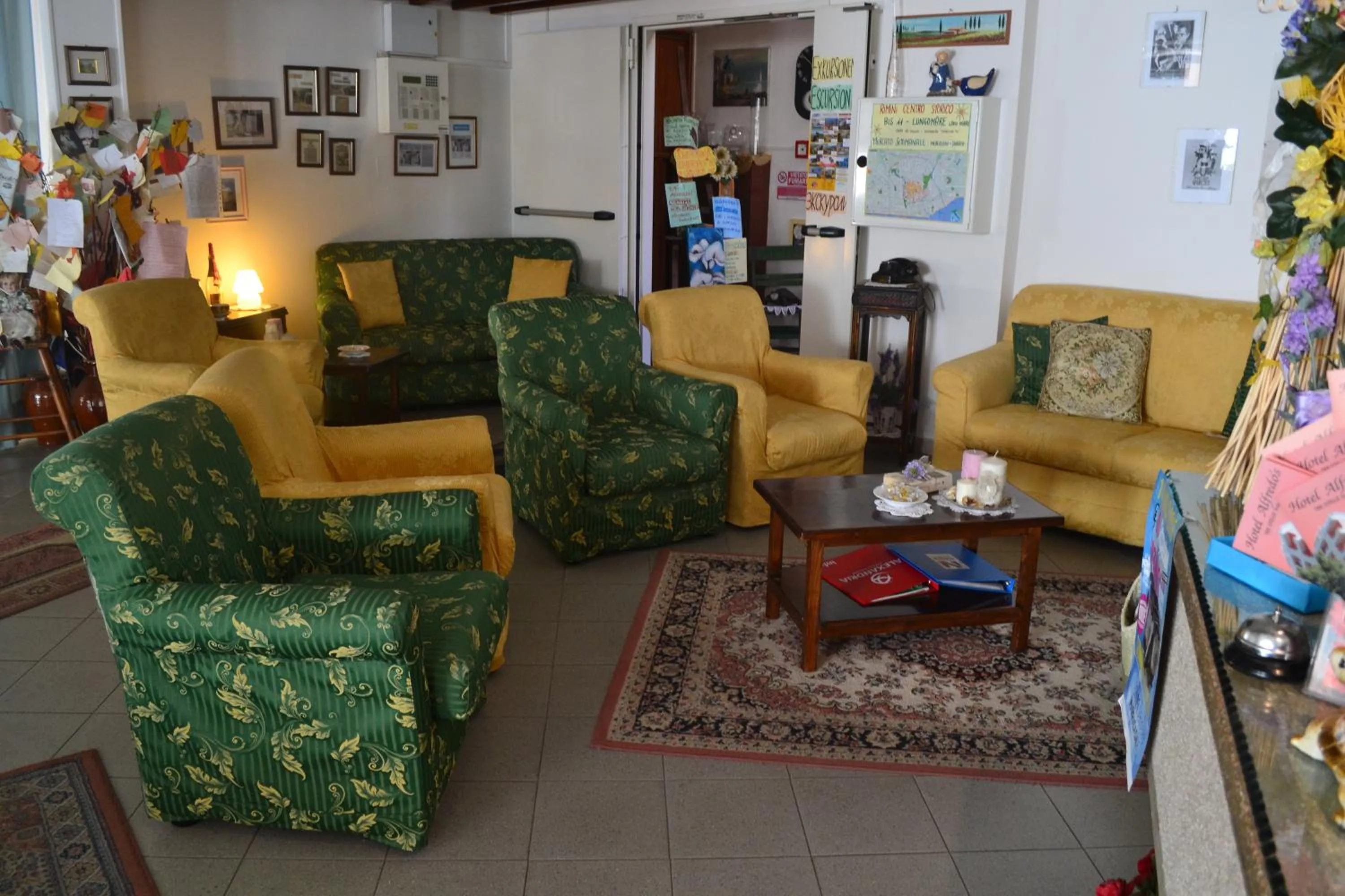 Communal lounge/ TV room in Hotel Alfredo's