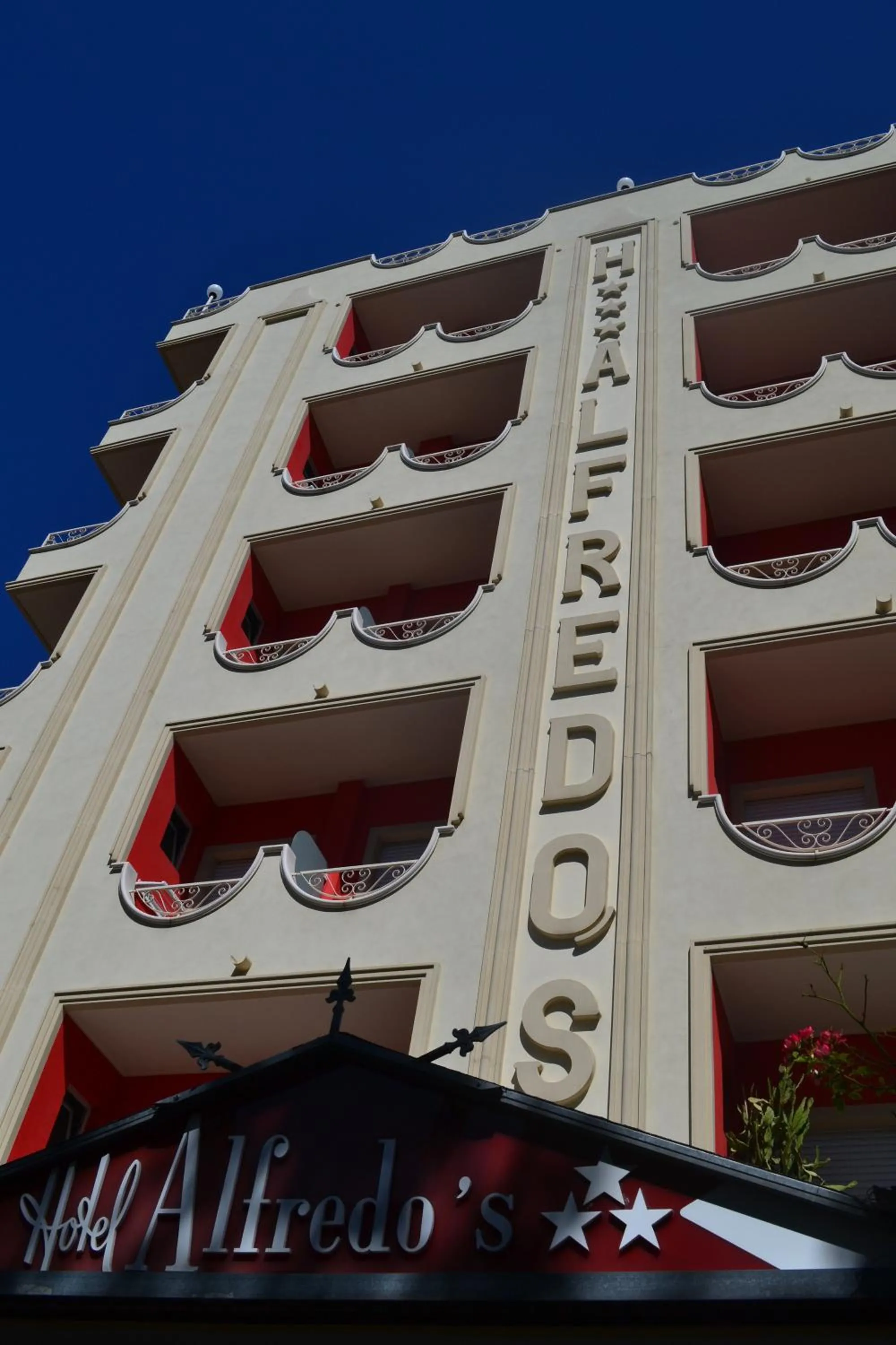 Facade/entrance in Hotel Alfredo's