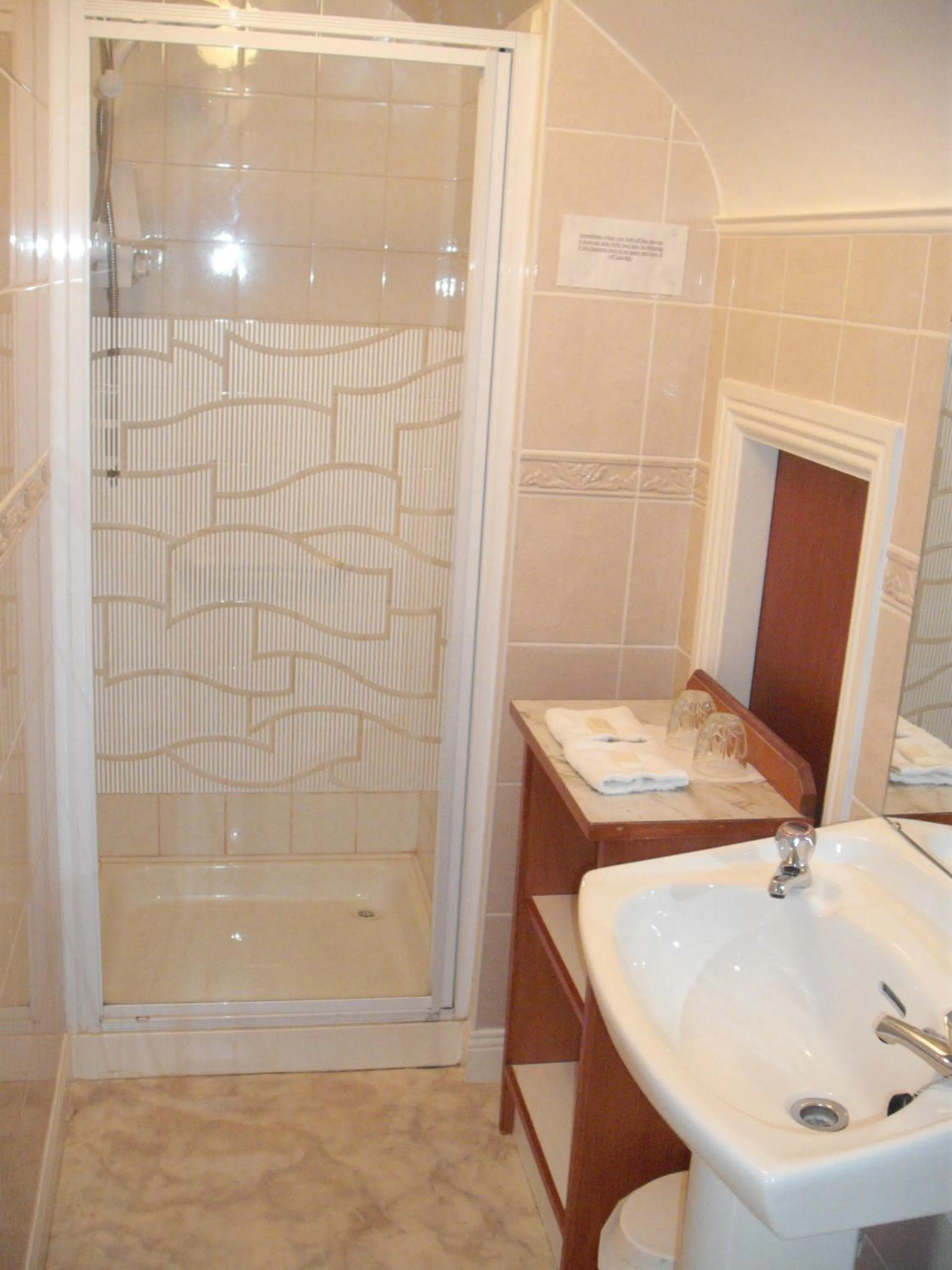 Bathroom in Maryville Bed and Breakfast