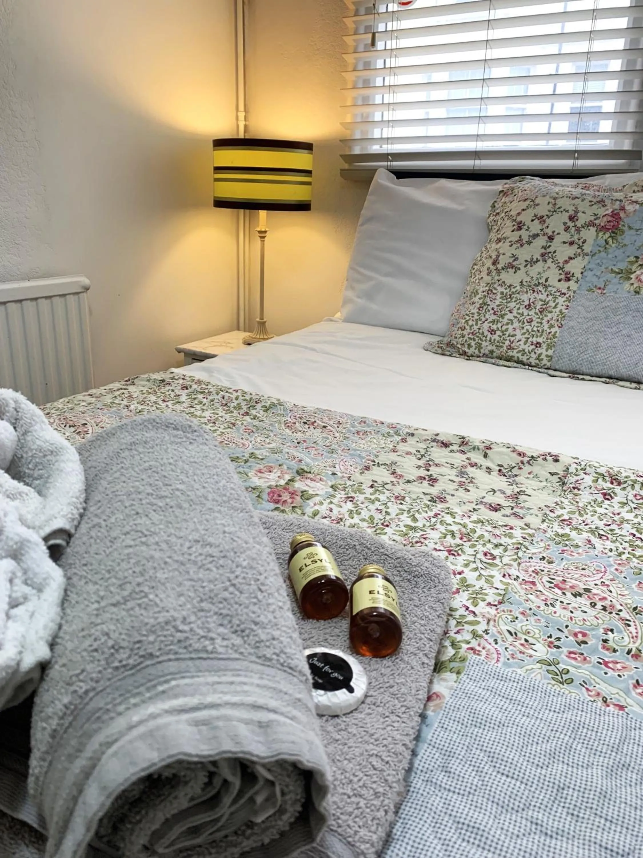 Decorative detail, Bed in Relax Inn Guest House