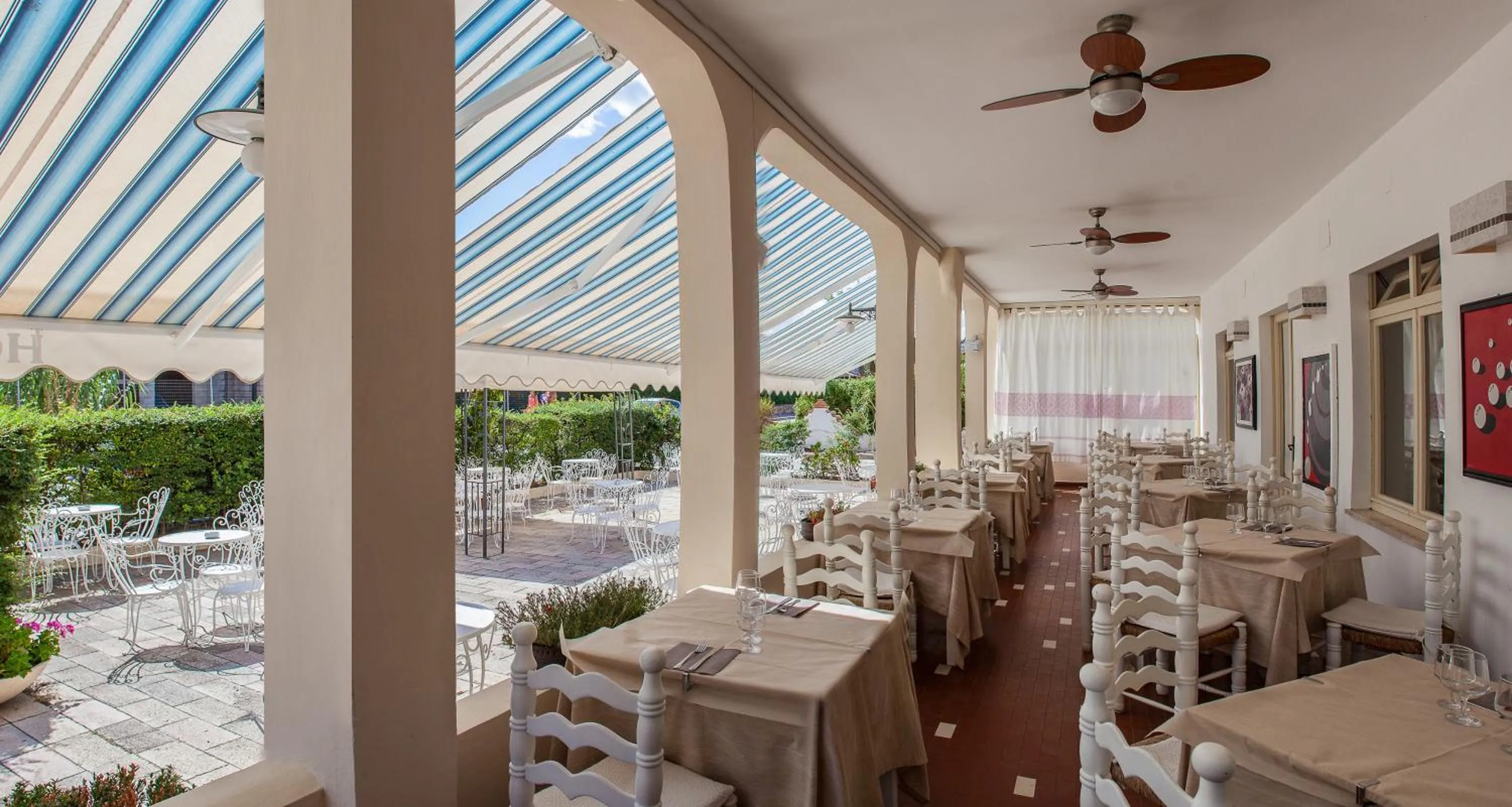 Restaurant/places to eat in Hotel Sandalyon