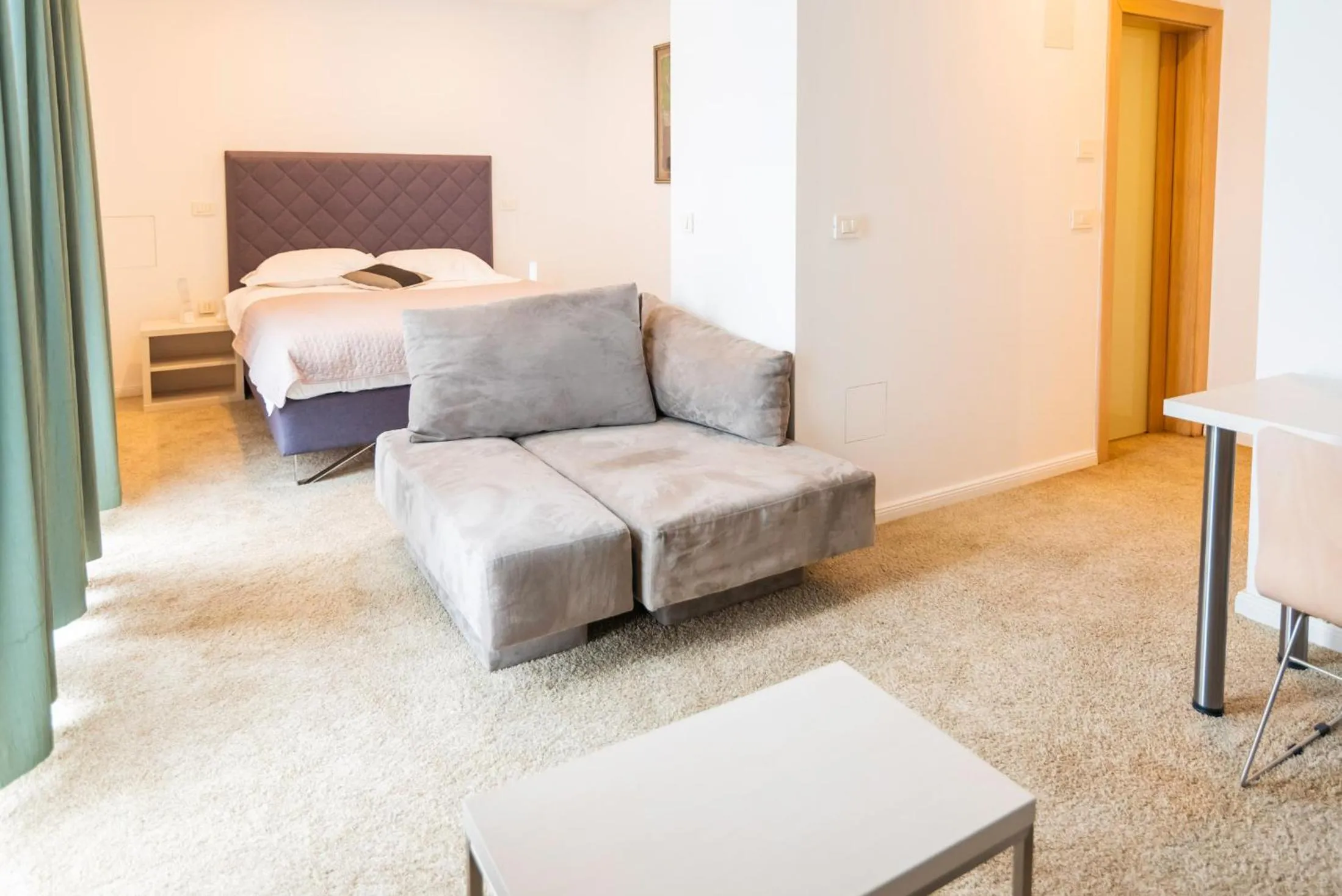 Living room, Bed in Hotel Park Superior 3*