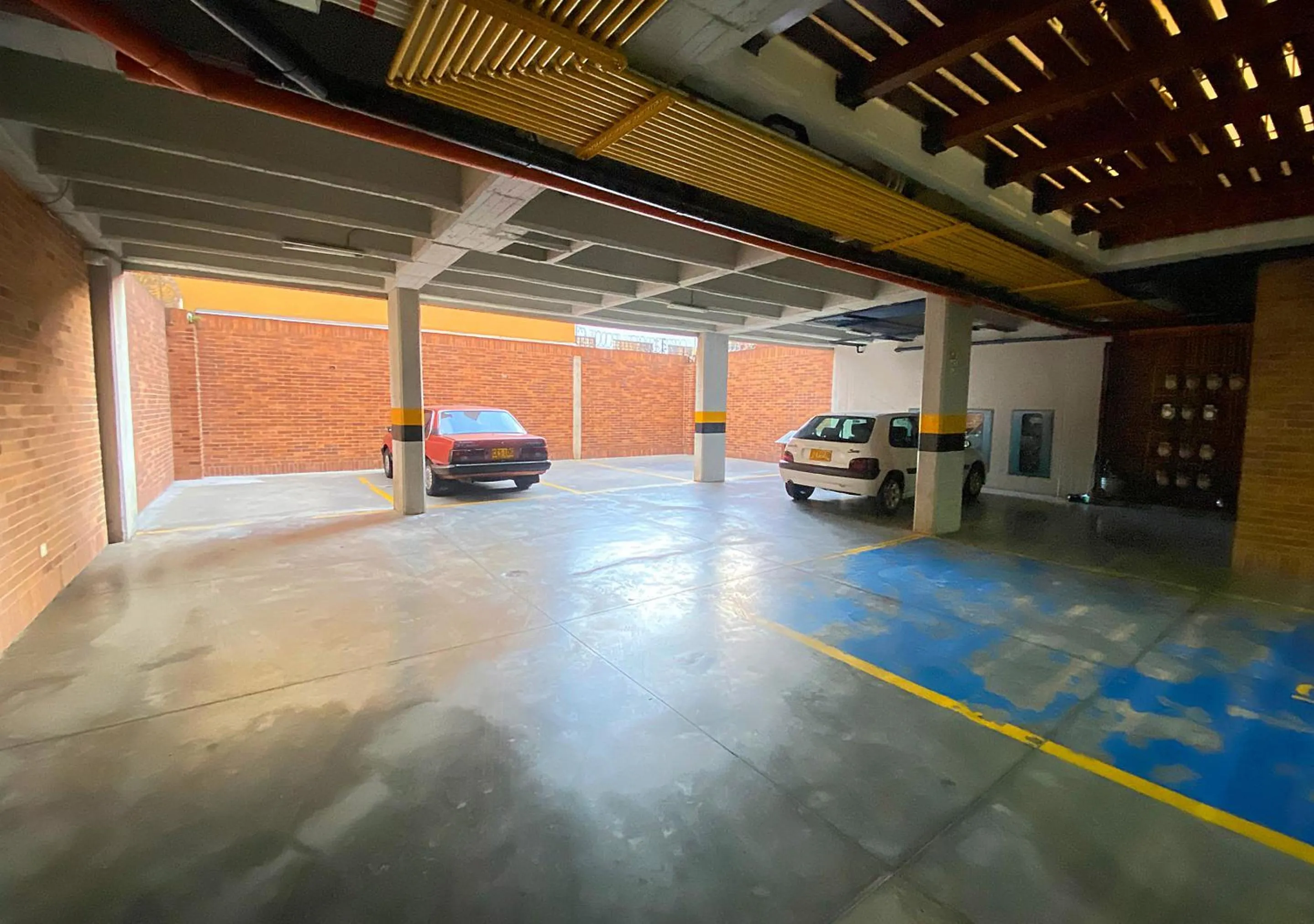 Parking in Apartasuites BellHouse Bogotá