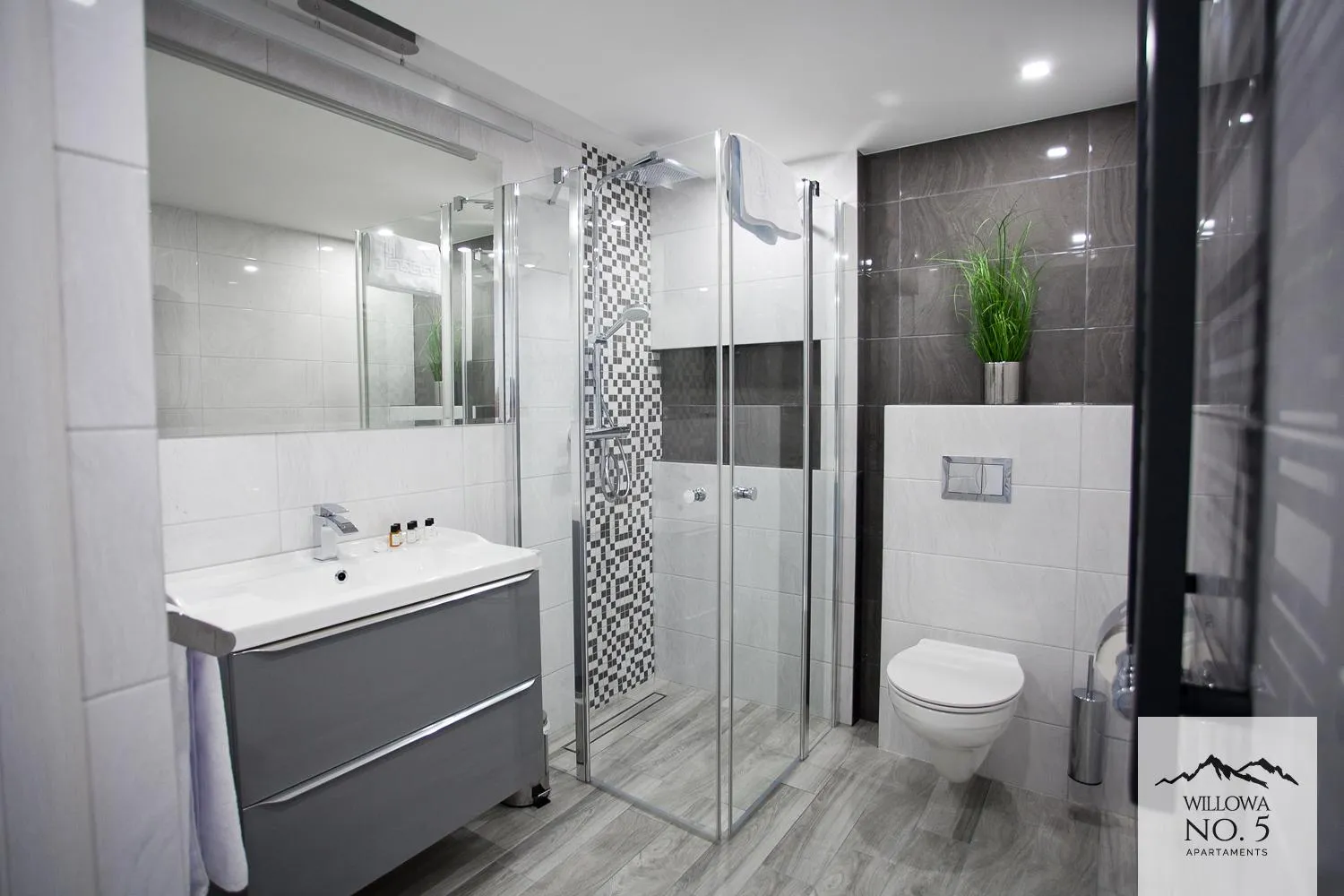 Shower in Willowa NO. 5 APARTAMENTS