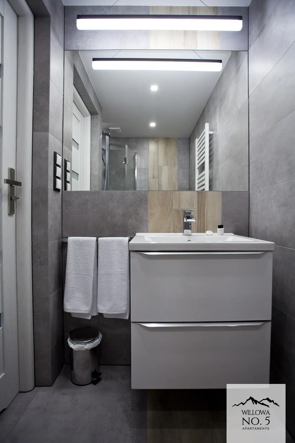 Shower in Willowa NO. 5 APARTAMENTS