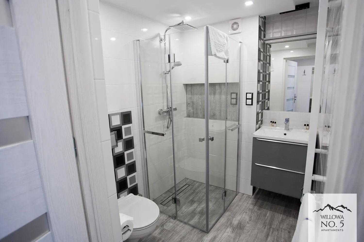 Shower in Willowa NO. 5 APARTAMENTS