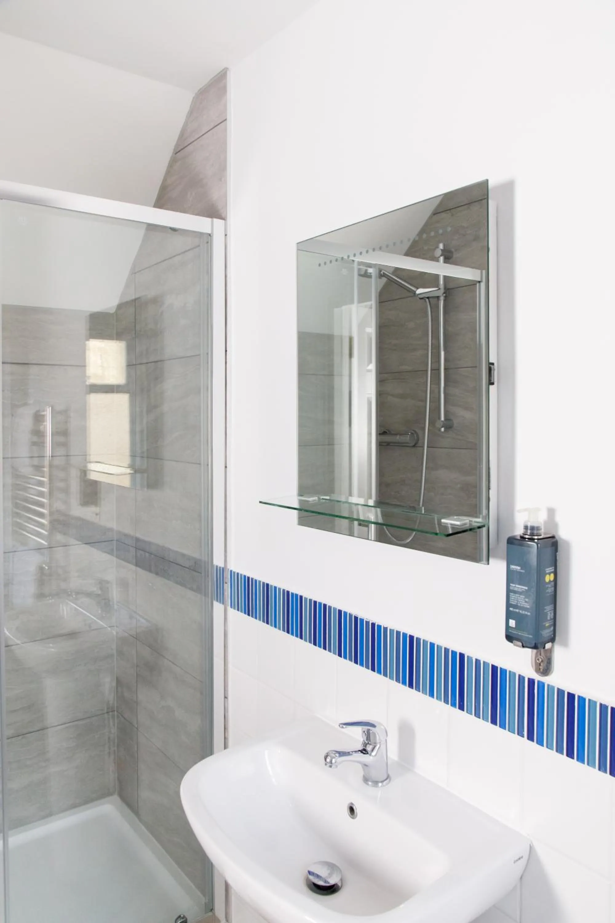 Shower in 4 Canon Lane