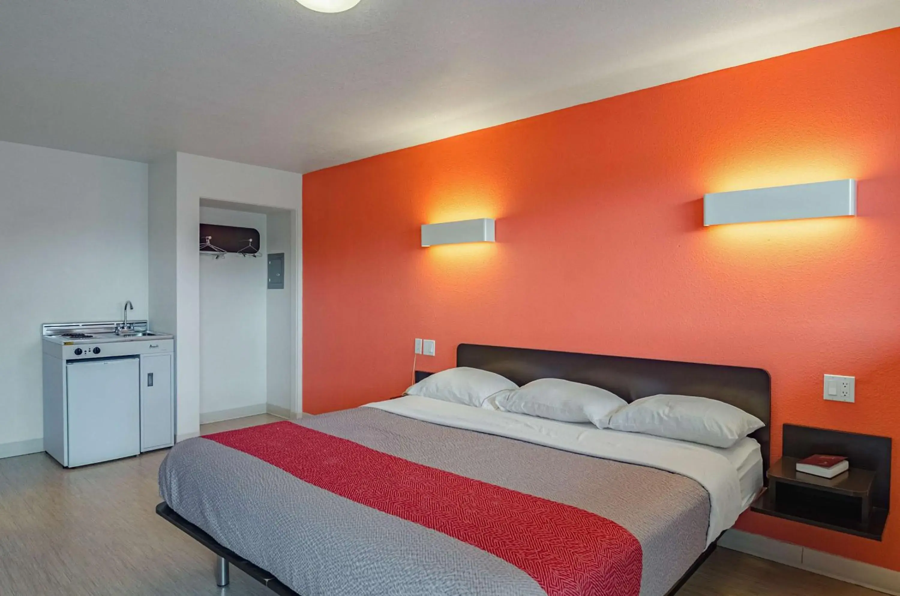 Bedroom, Bed in Motel 6 Riverton WY Bedroom, Bed in Motel 6 Riverton WY