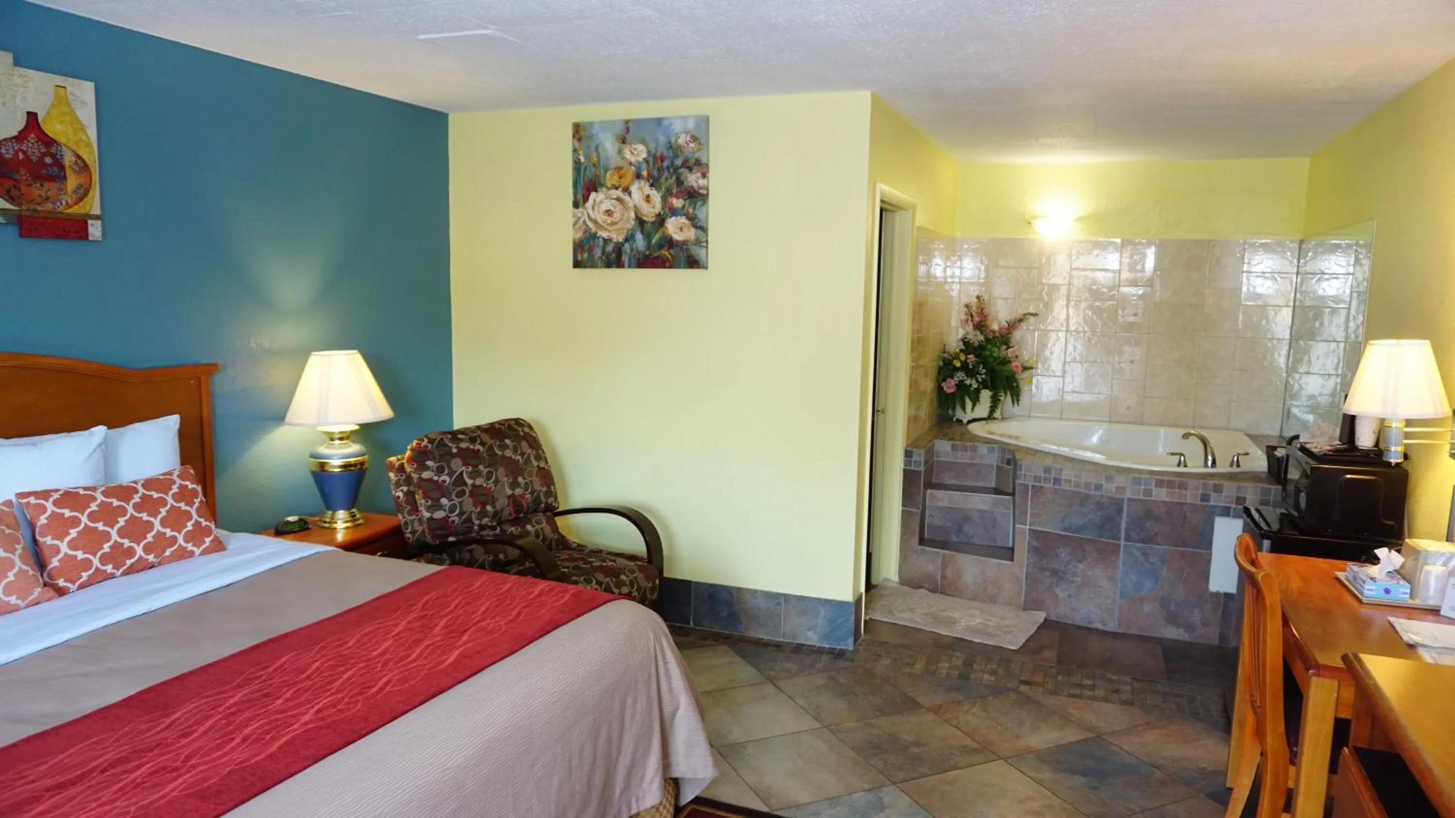 Photo of the whole room, Bed in Virginia Inn