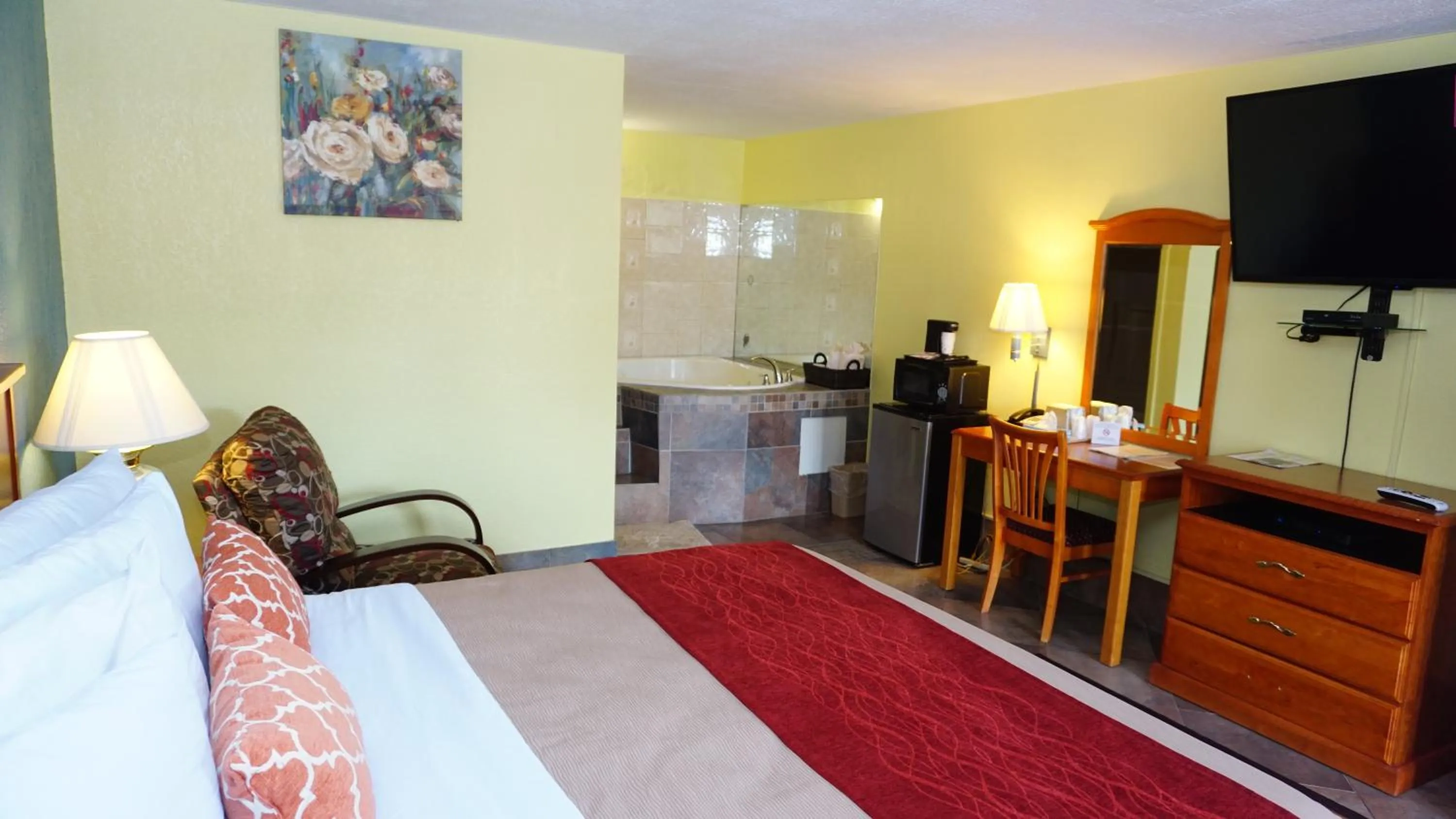 Photo of the whole room, Bed in Virginia Inn