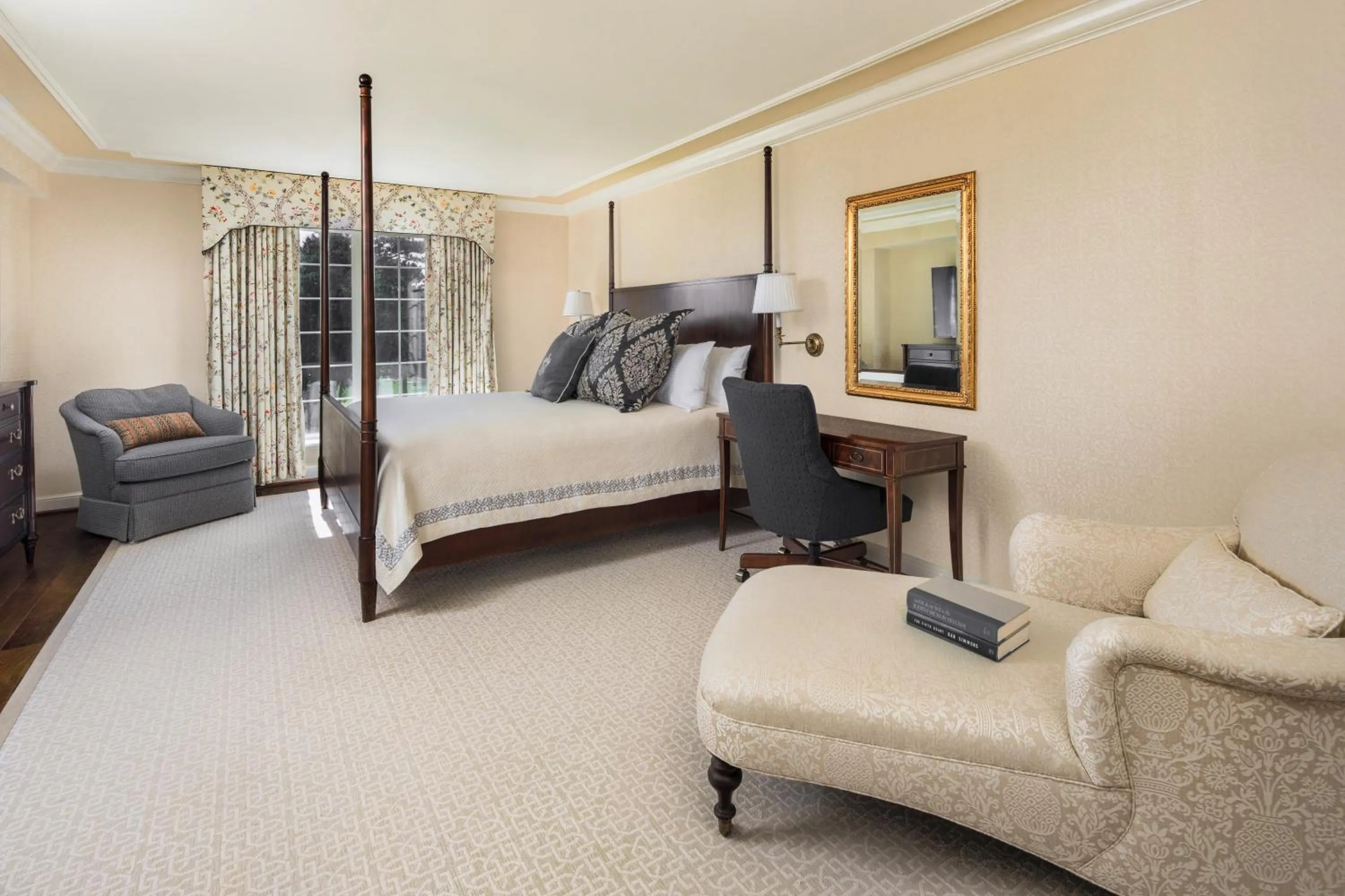 Seating area, Bed in Washington Duke Inn & Golf Club