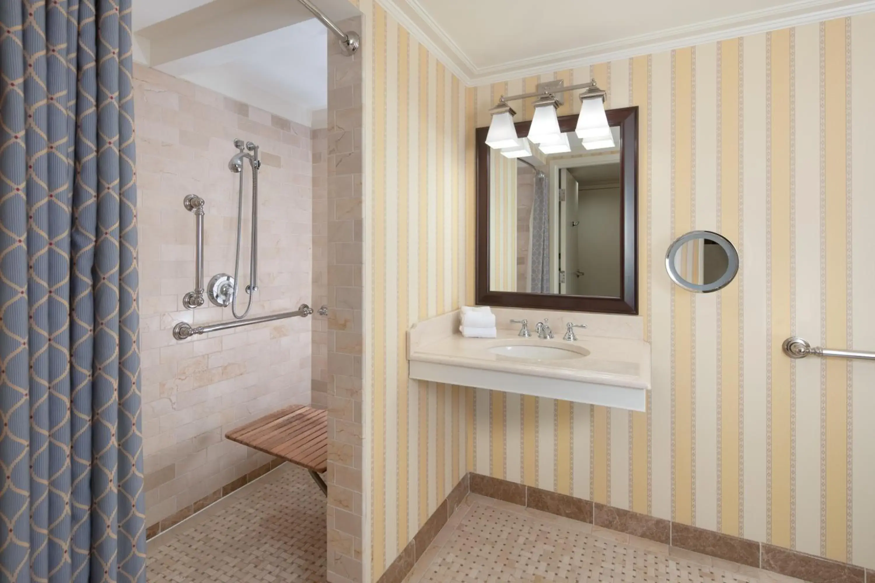 Studio - Disability Access in Washington Duke Inn & Golf Club Studio - Disability Access in Washington Duke Inn & Golf Club