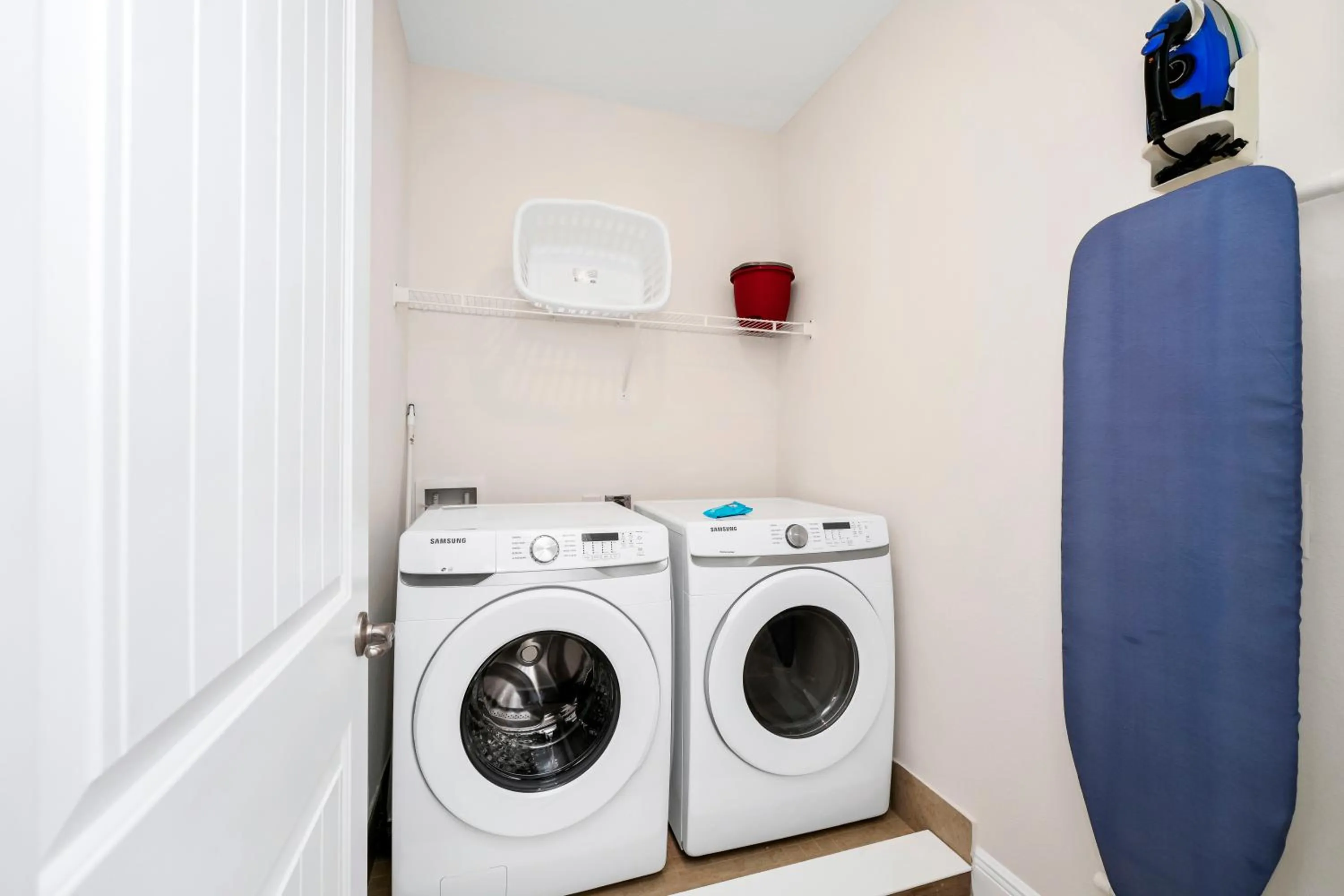 washing machine in Margaritaville Cottages Orlando by Rentyl with H2O Waterpark