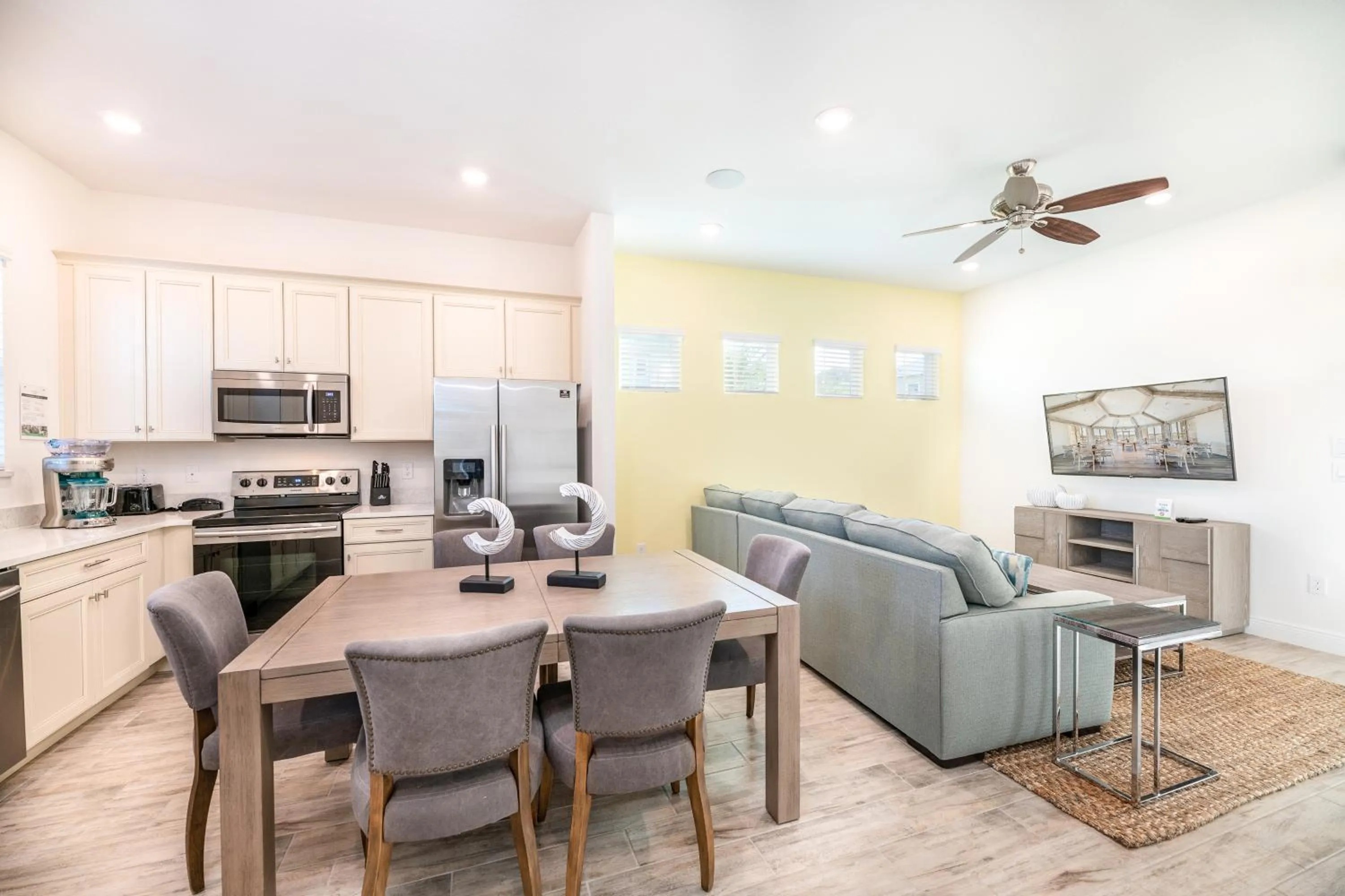 Dining area in Margaritaville Cottages Orlando by Rentyl with H2O Waterpark