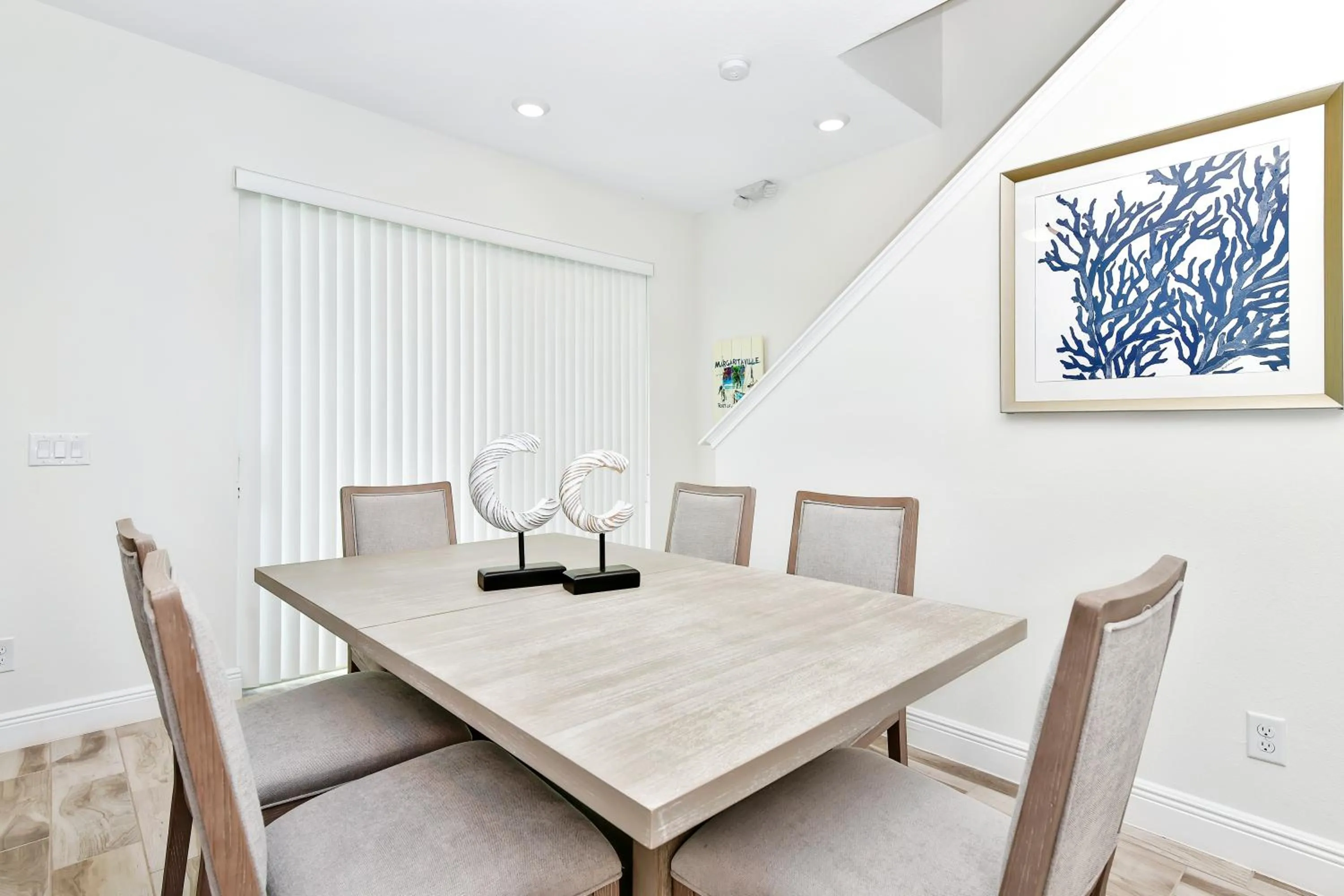 Dining area in Margaritaville Cottages Orlando by Rentyl with H2O Waterpark